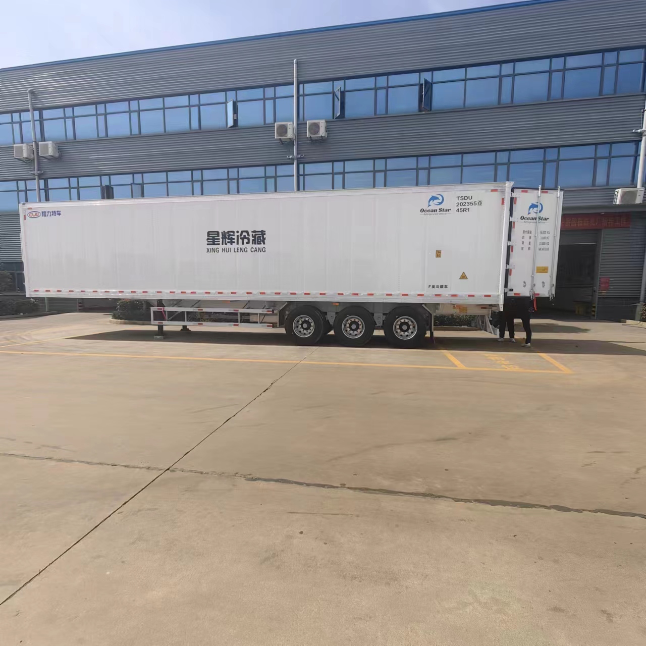 雙胎出口半掛冷藏車