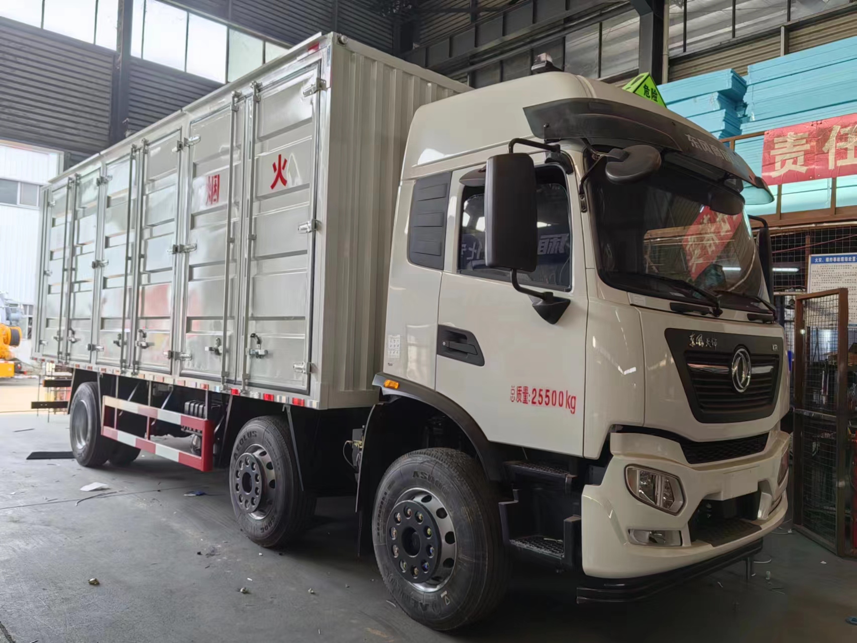 東風天錦三軸國六帶左右開門危險品車