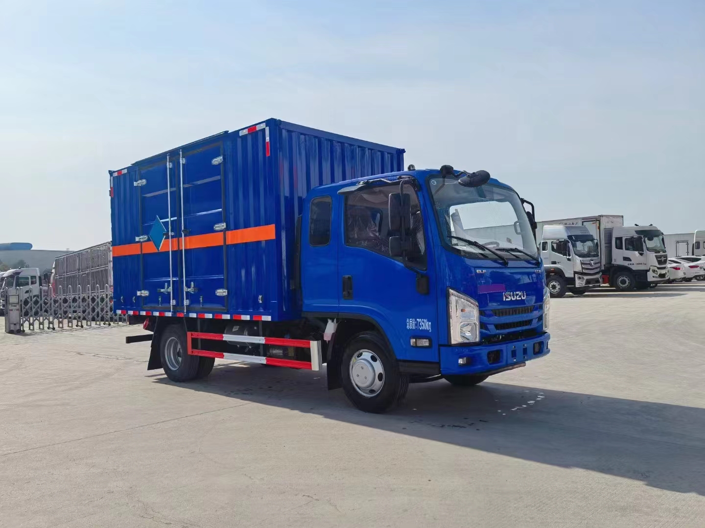 十鈴藍色排半瓦楞板危險品車