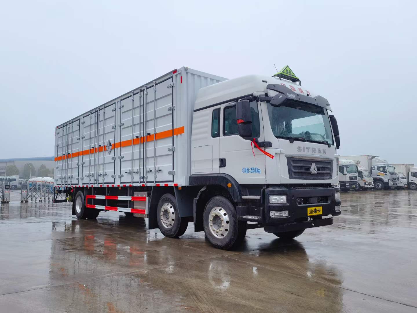 汕德卡國六三軸爆破器材運輸車