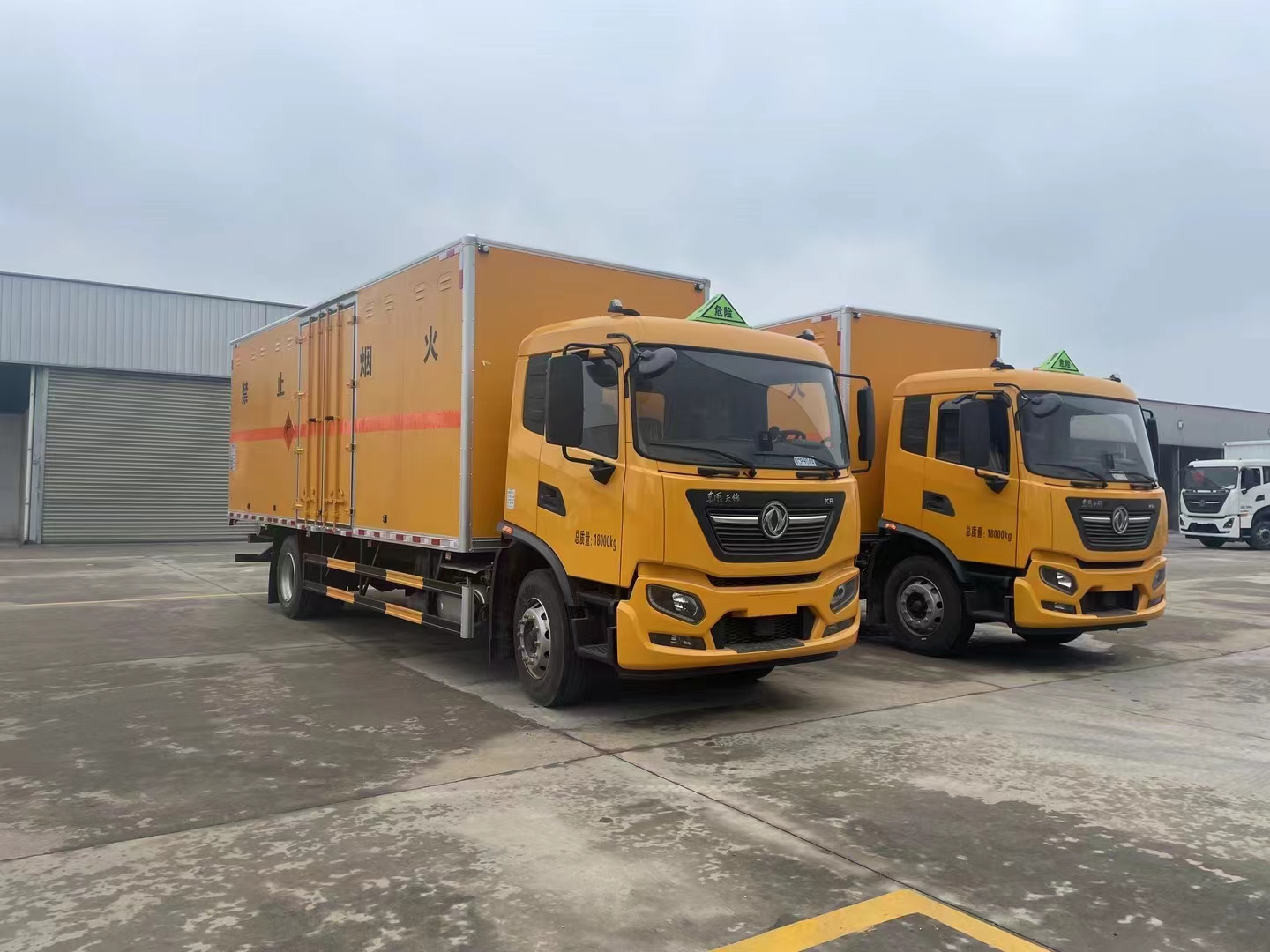 江西李總訂購2臺(tái)東風(fēng)天錦爆破器材運(yùn)輸車發(fā)車