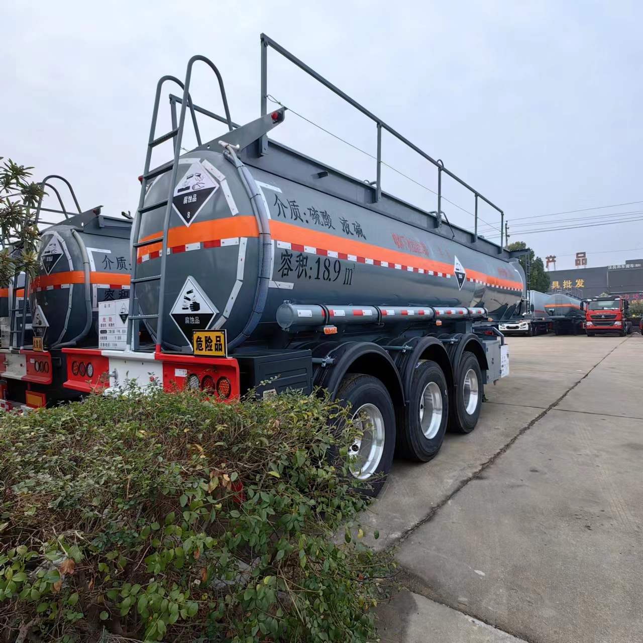 腐蝕品半掛運輸車