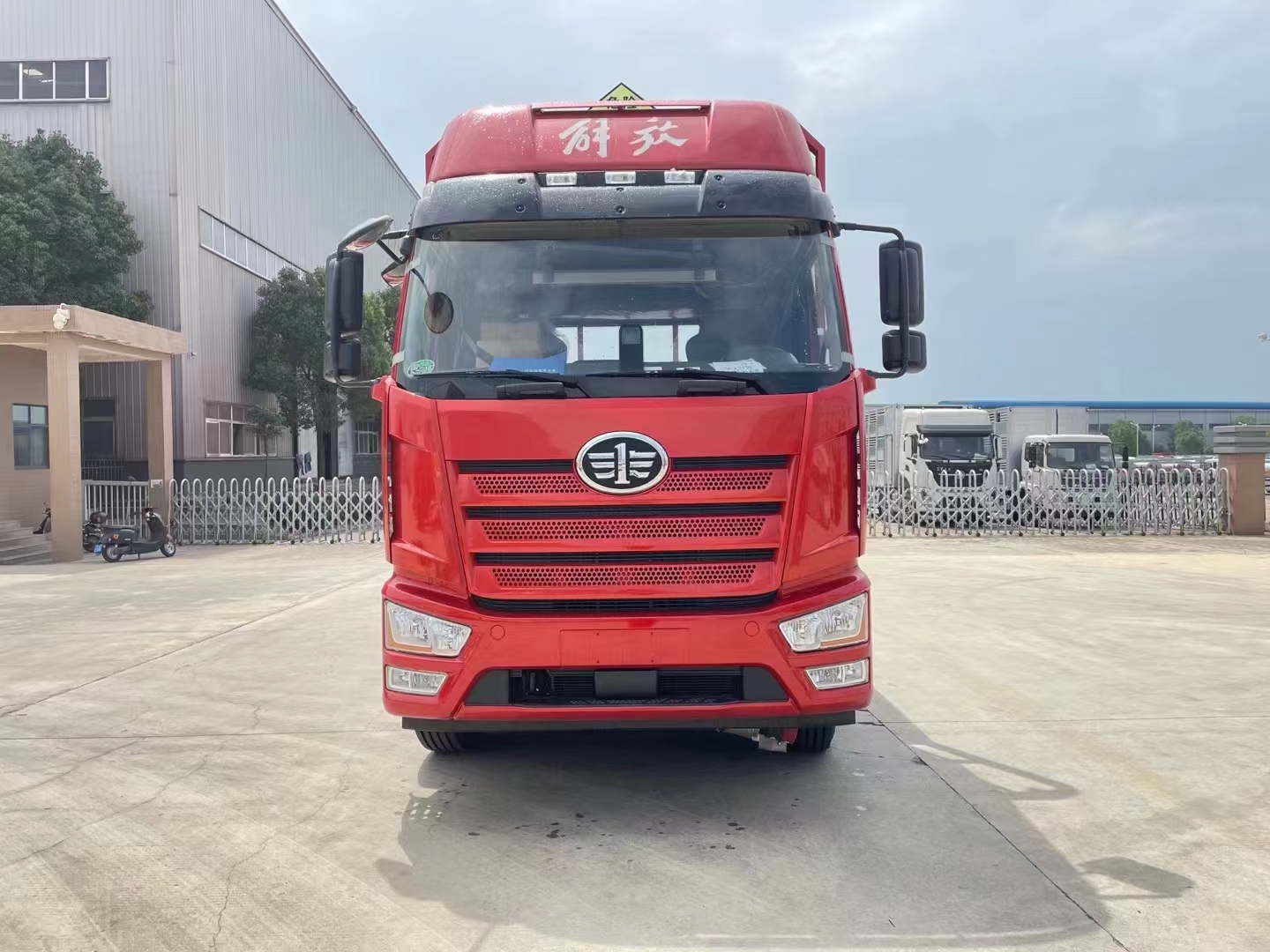 解放J6L國六6米8高頂雙臥氣瓶車