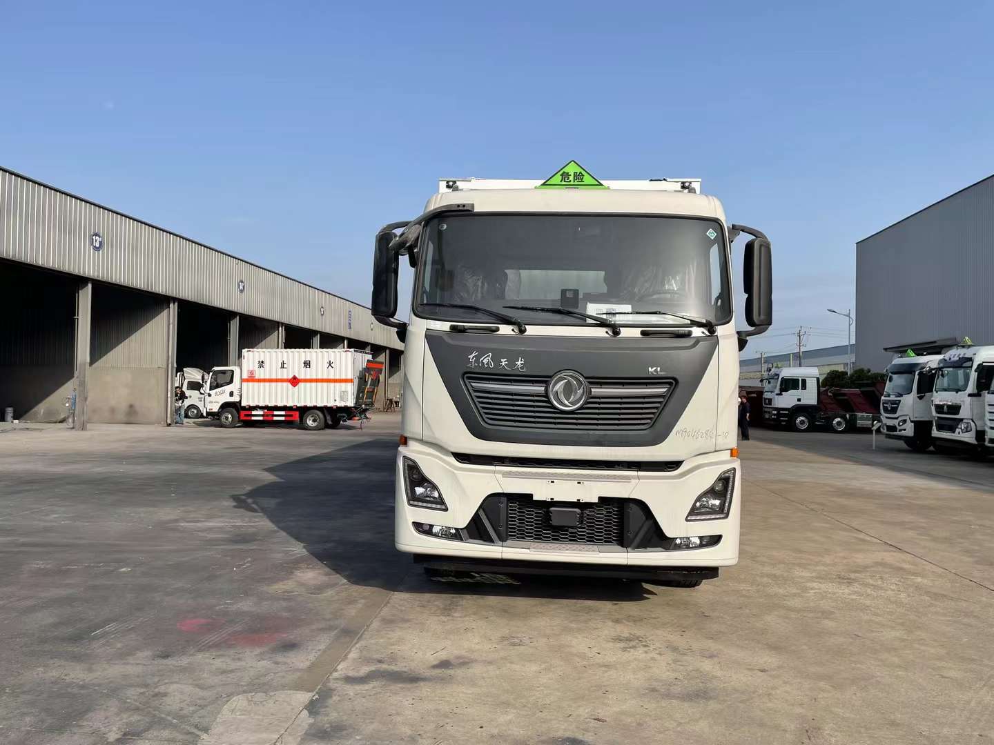 東風天龍前四后八國六煙花運輸車