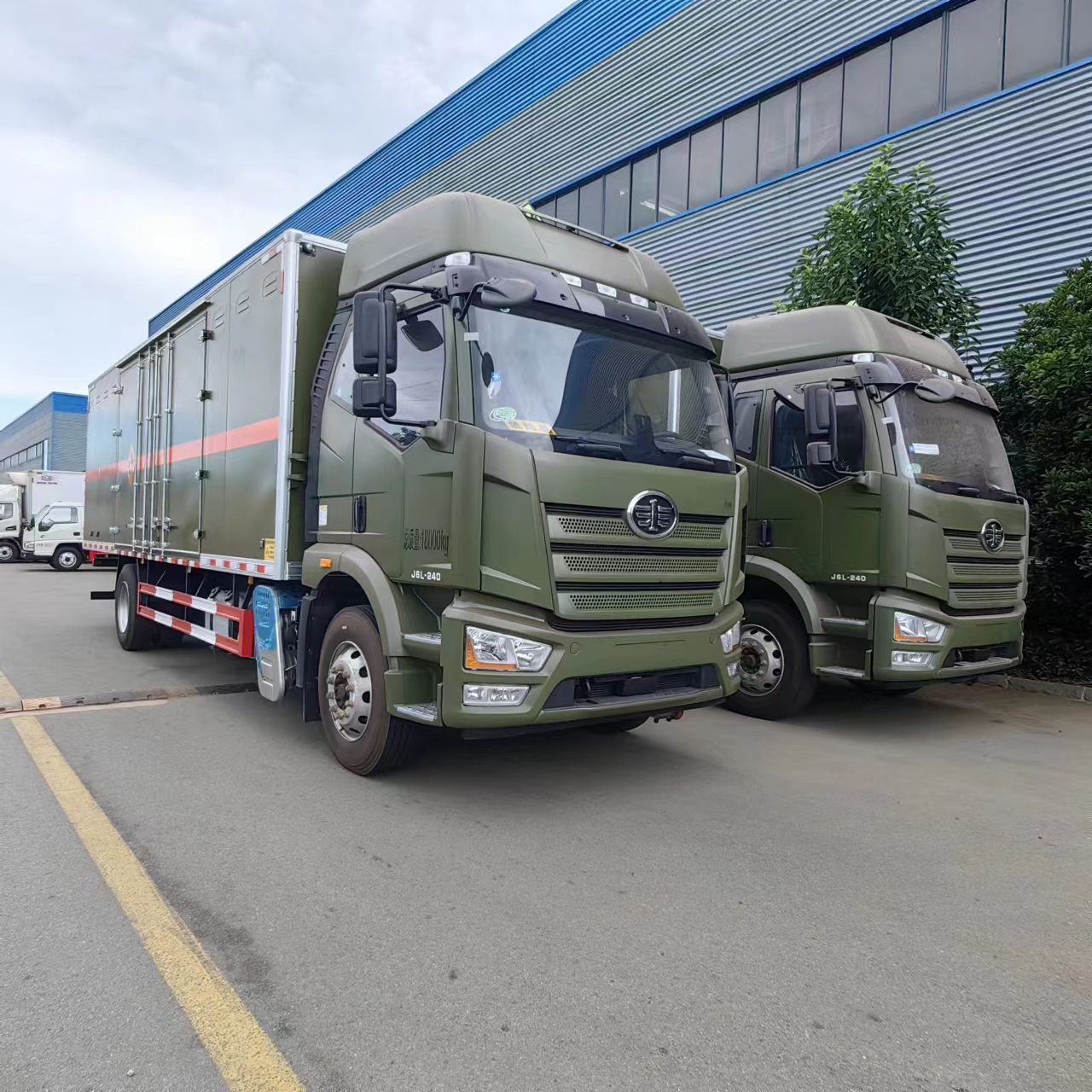 解放J6L國六高頂雙臥軍綠色240馬力爆破車