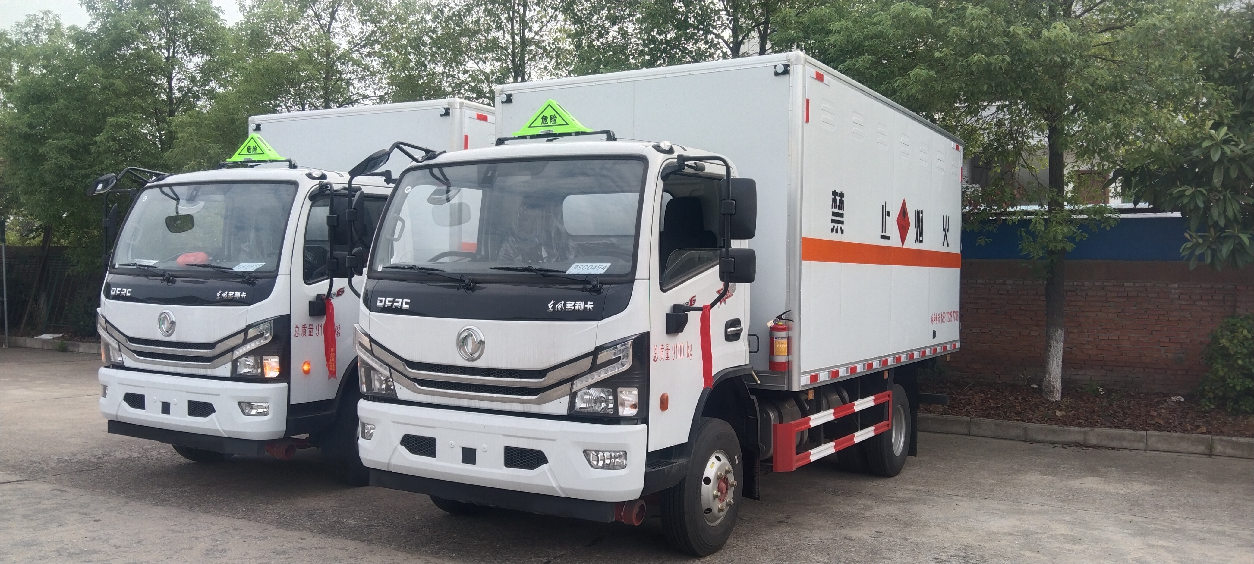 湖南梁總訂購2臺東風5噸4米5液化氣鋼瓶運輸車