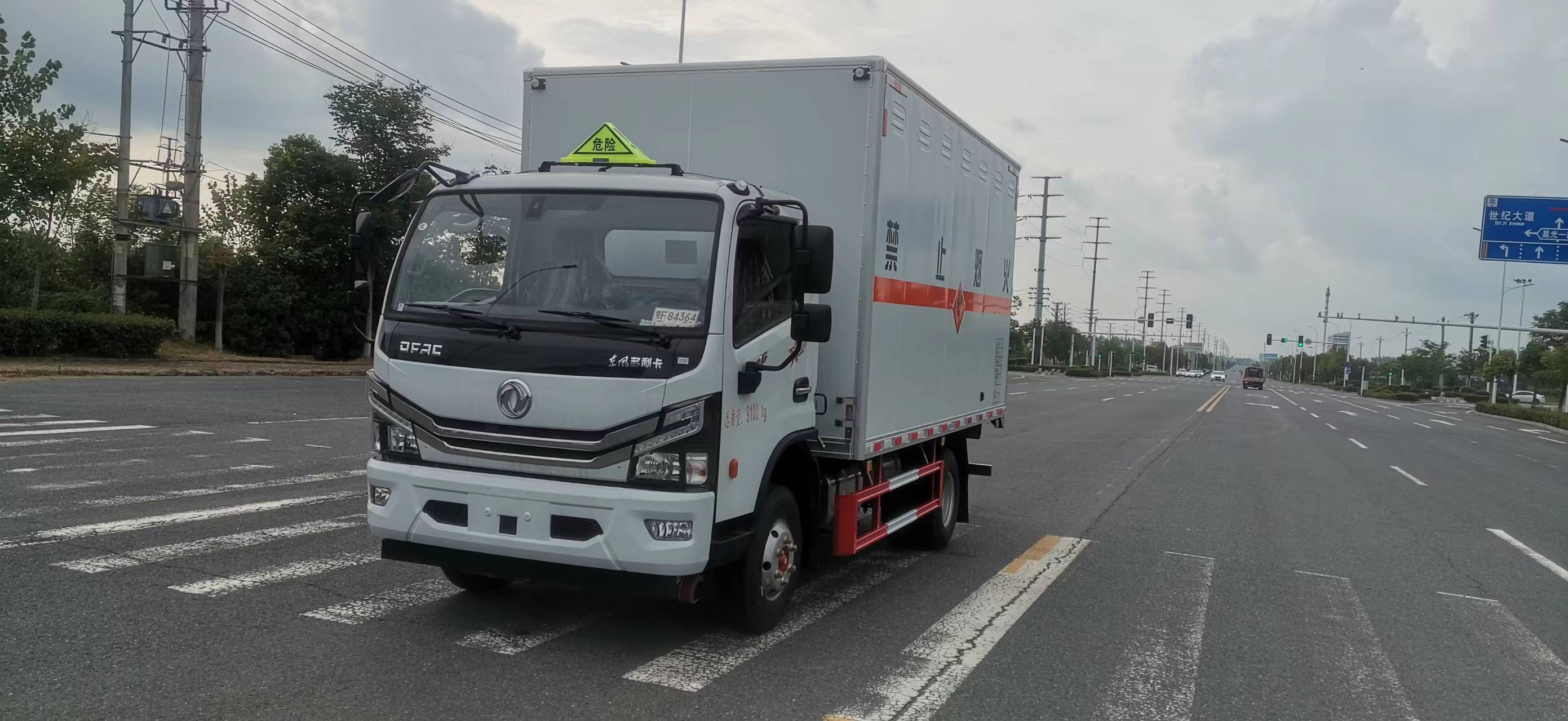 東風(fēng)多利卡4米3爆破器材運(yùn)輸車