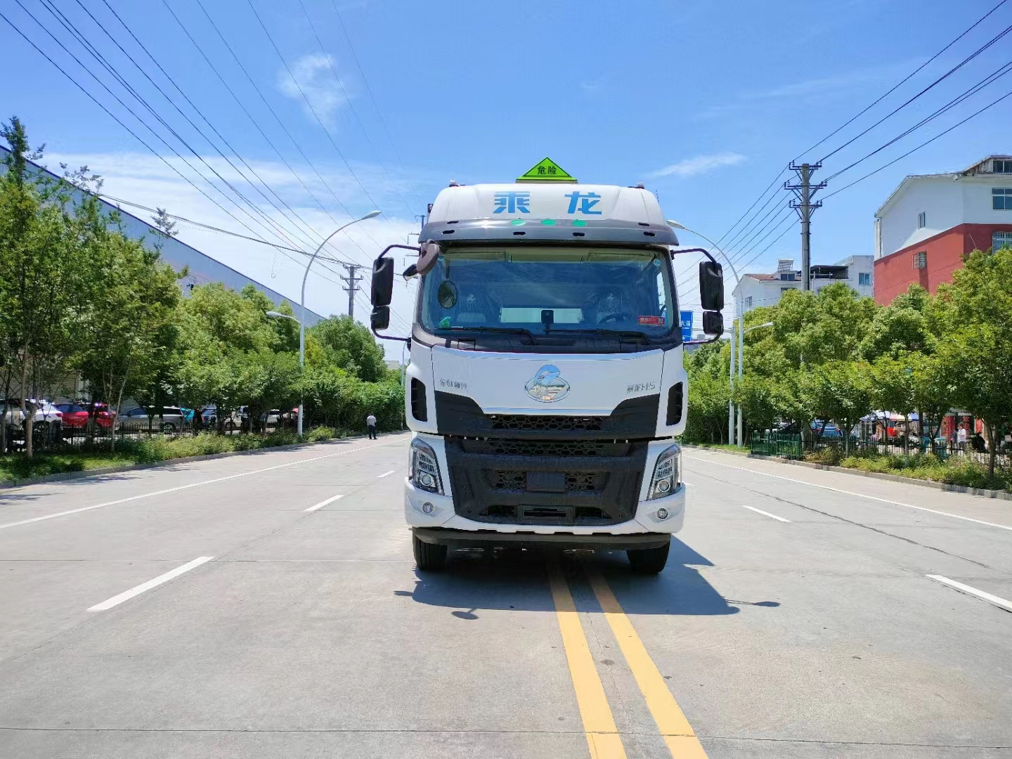 柳汽三軸2.7米高爆破器材運(yùn)輸車