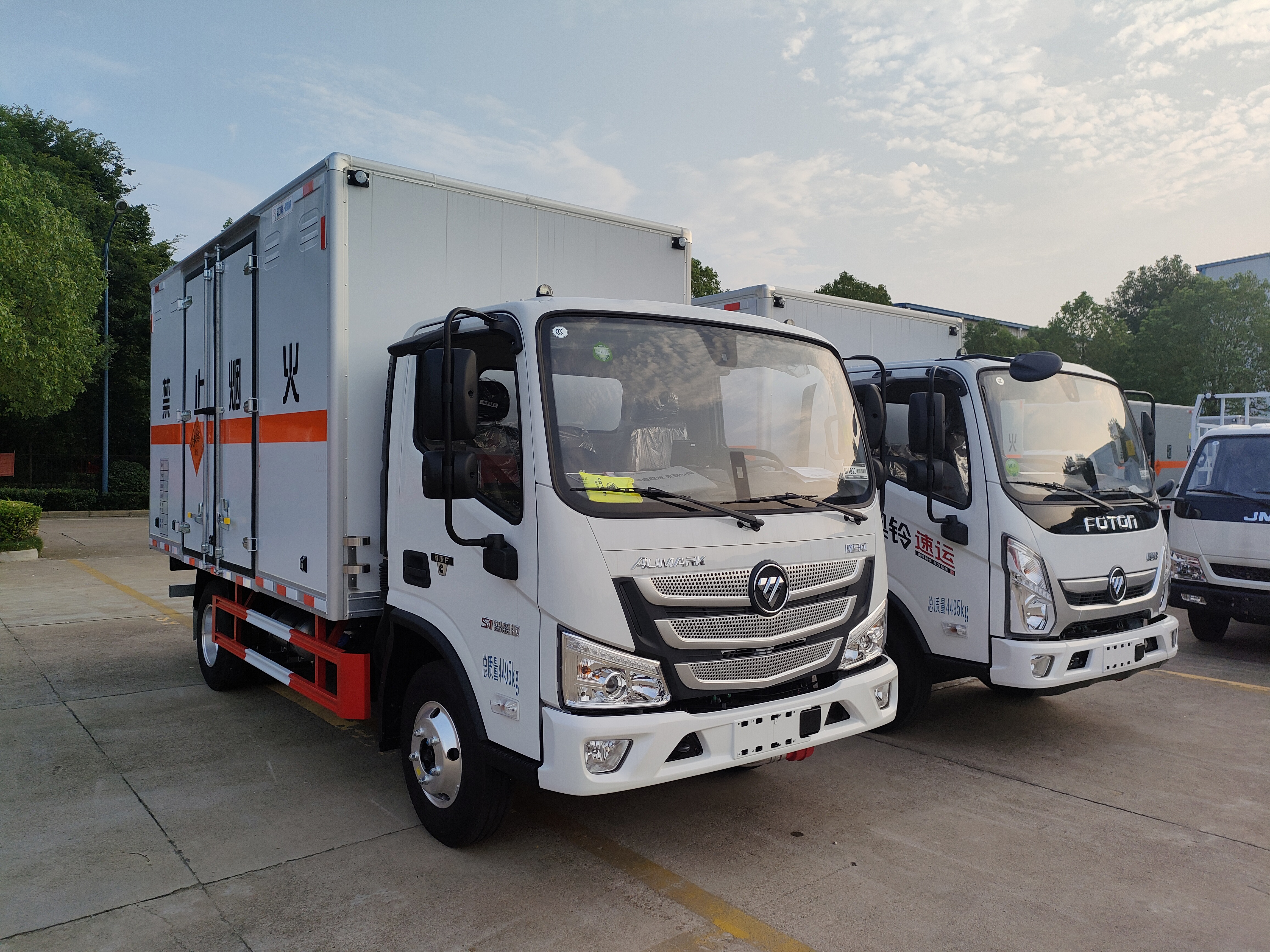 江西李總兩臺福田國六藍牌危險品車發車