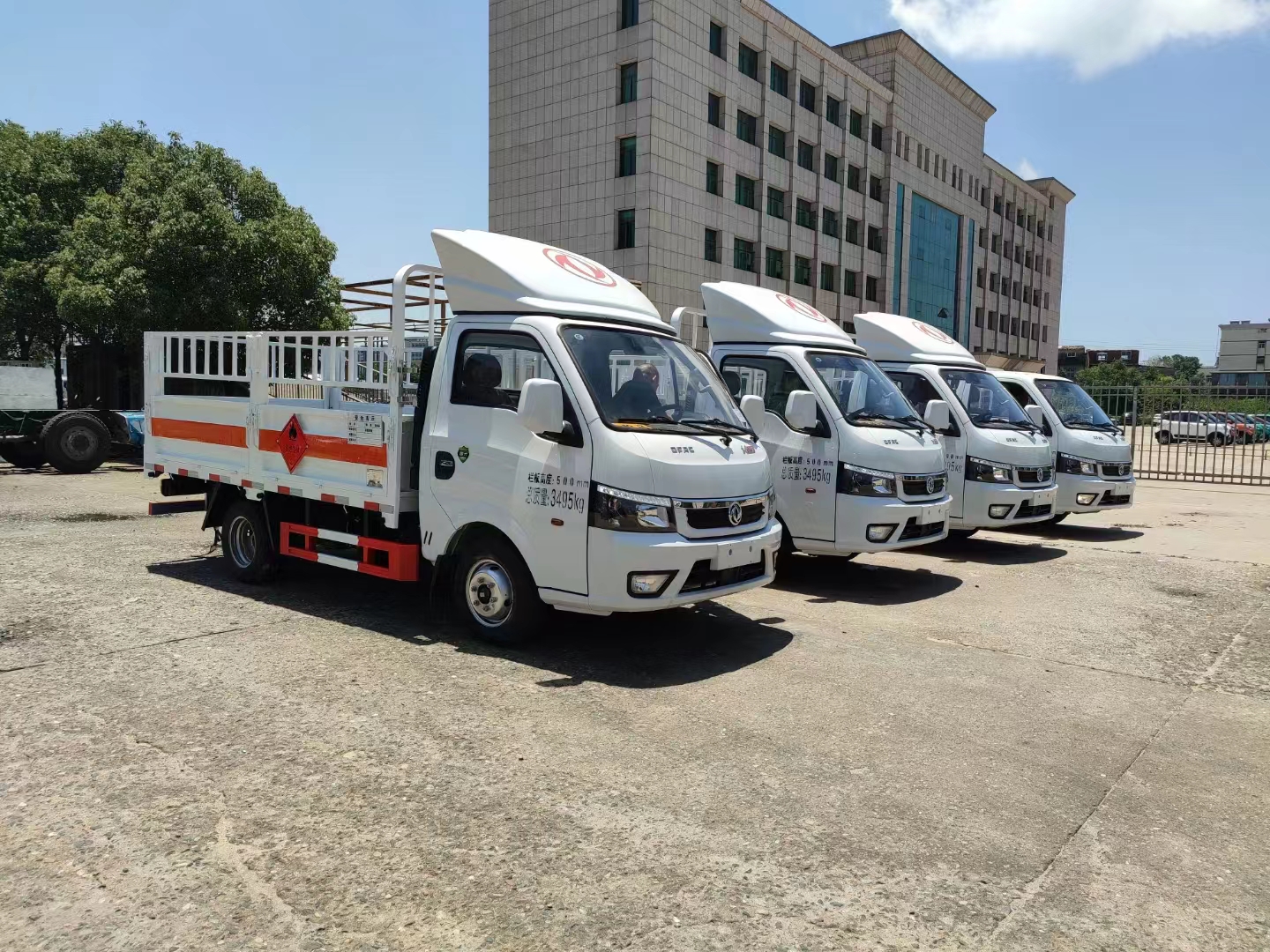 江西李總批量定制4臺東風途逸國六氣瓶車