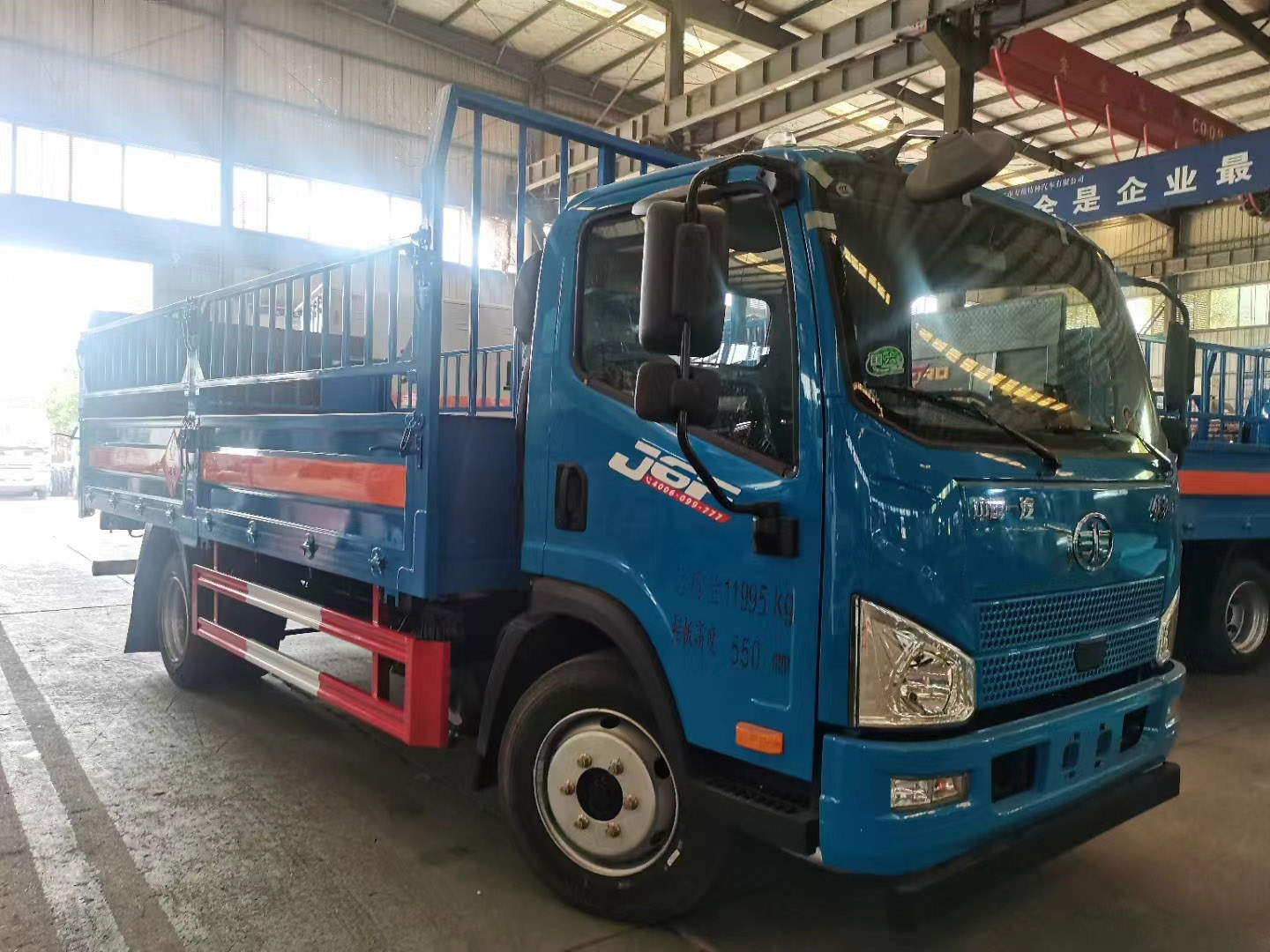 解放J6F國六5米1藍(lán)色帶液壓尾板氣瓶車