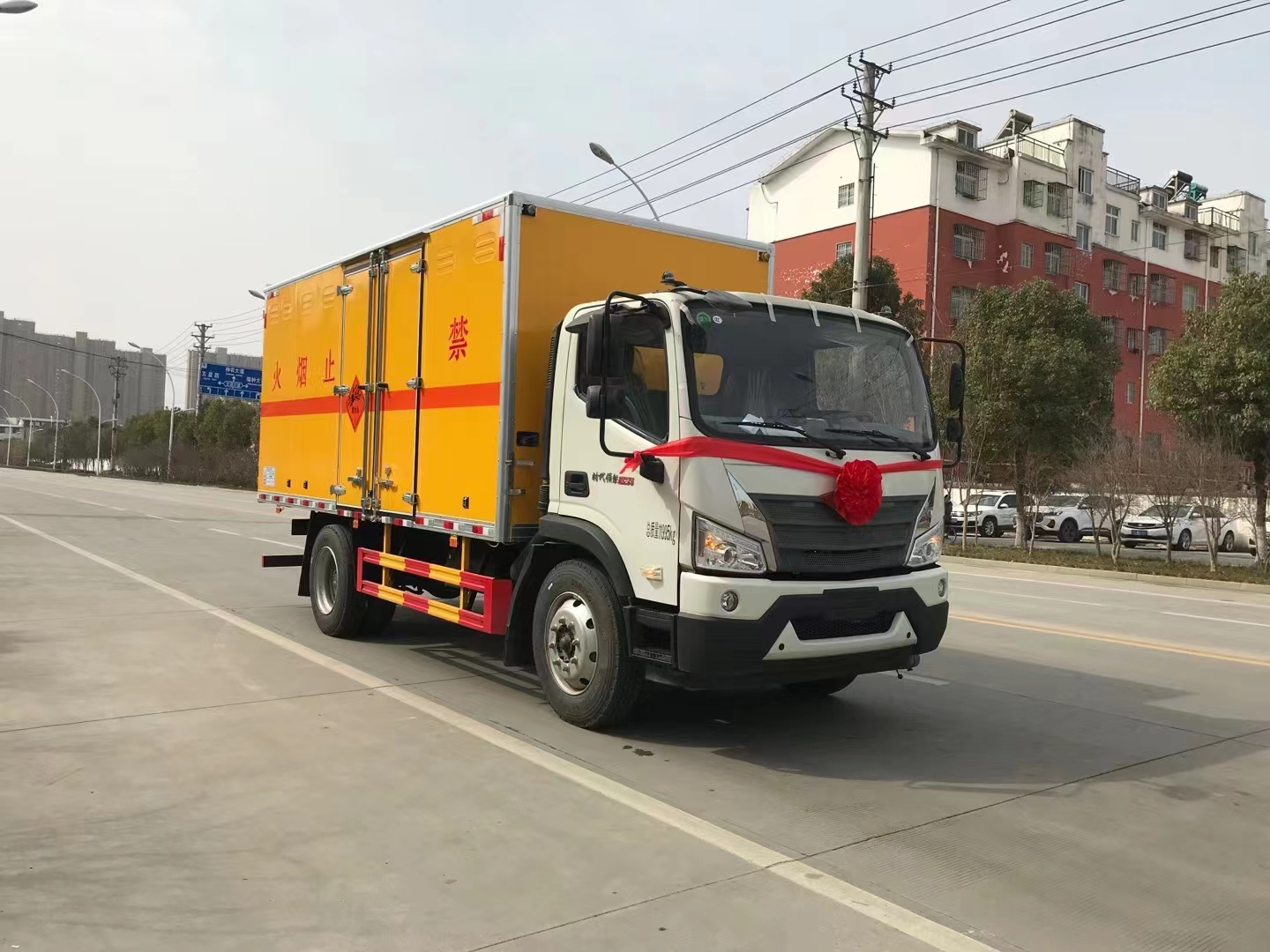 福田瑞沃額載6噸190馬力國(guó)六爆破器材運(yùn)輸車