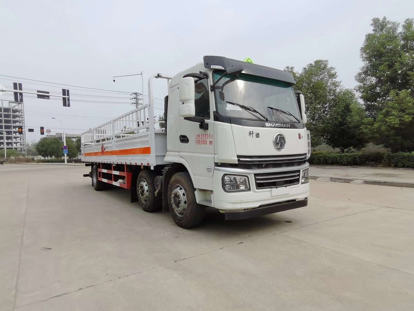 新款車型上市——陜汽國(guó)六三軸氣瓶運(yùn)輸車