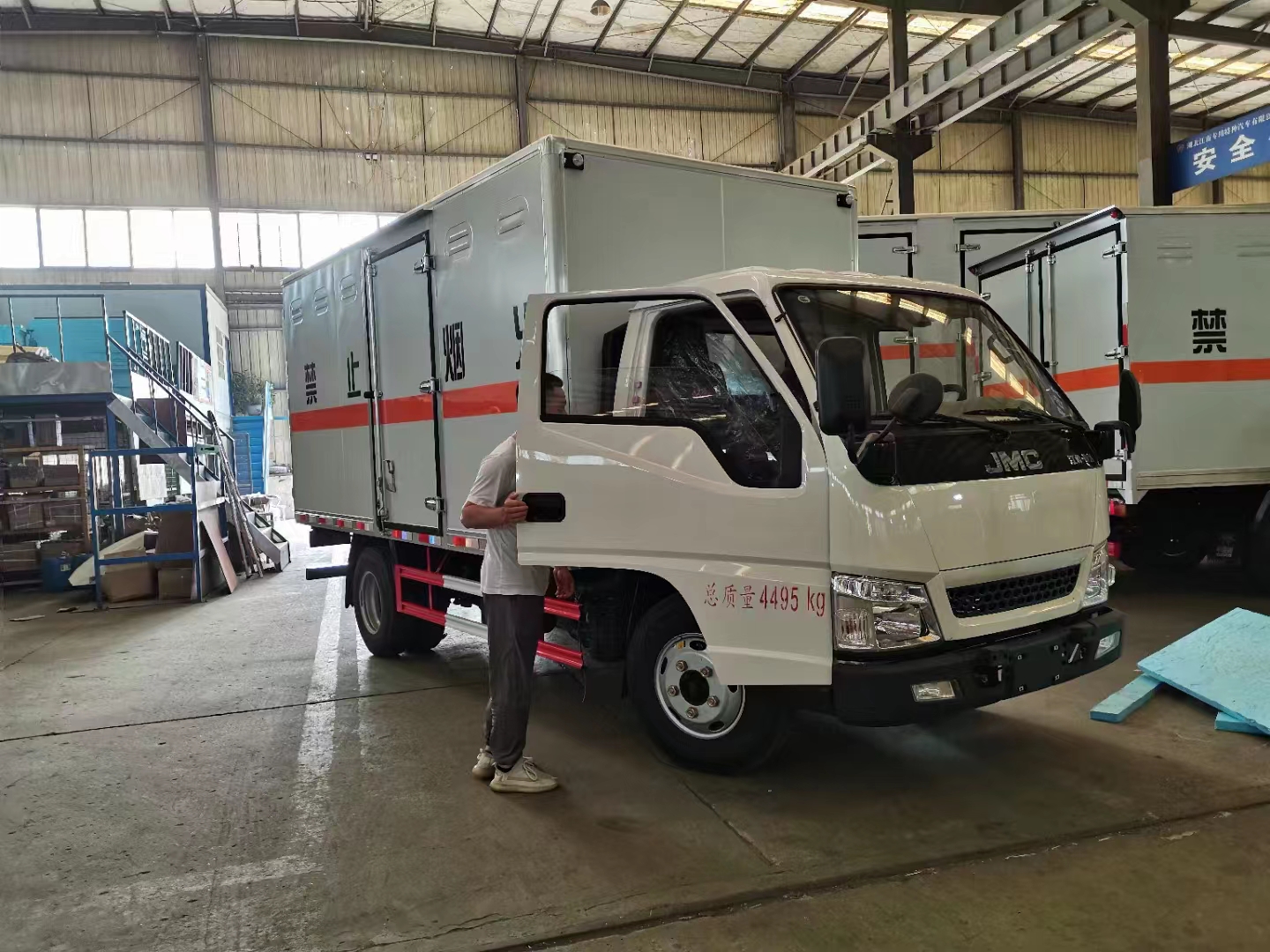 江鈴新規(guī)國(guó)六2.5排量民爆車