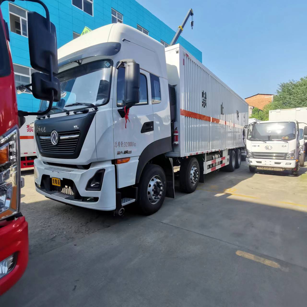 東風天龍前四后八高頂翼展危險品車