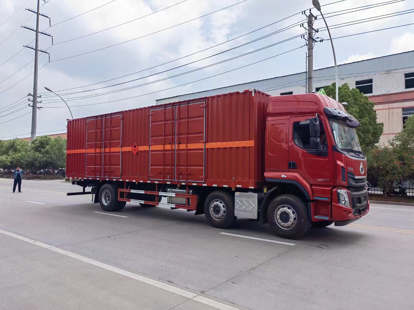 柳汽三軸國六帶雙開側門瓦楞板危險品車