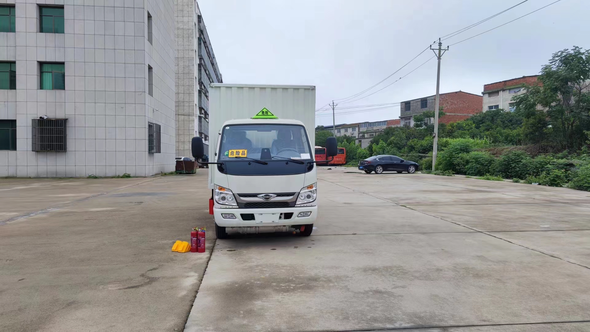 福田小卡3米7國六瓦楞板危險品車