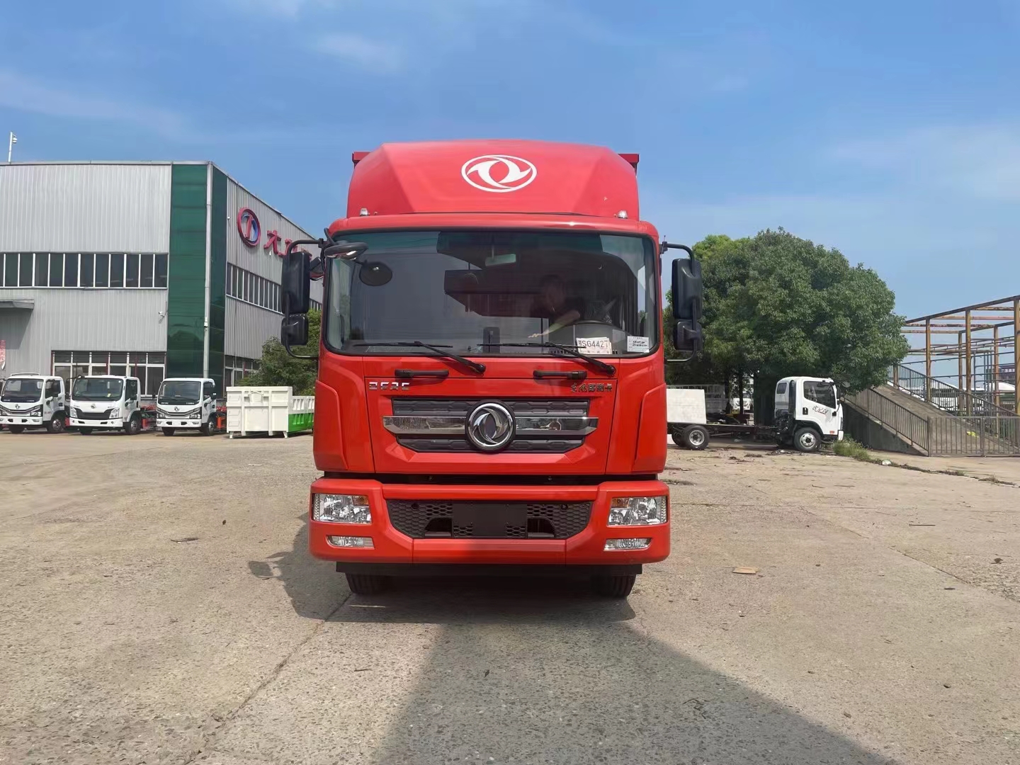 東風(fēng)D9國六帶導(dǎo)流罩瓦楞板危險品車