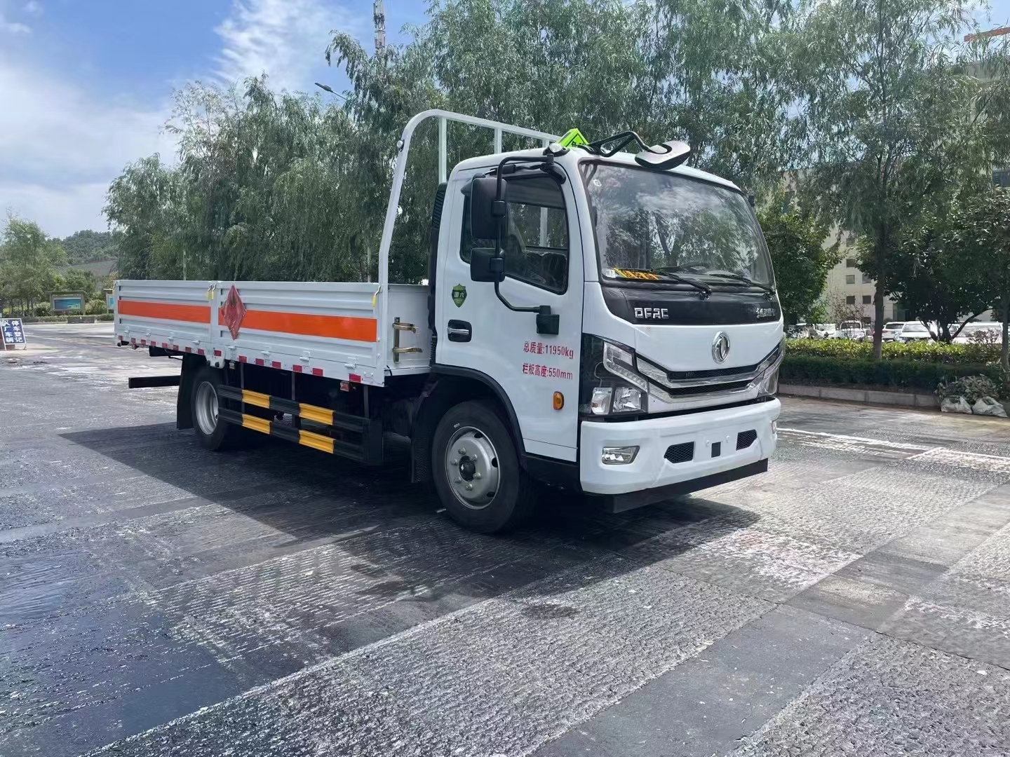 帶固定貨架的東風(fēng)大多利卡低欄板氣瓶車