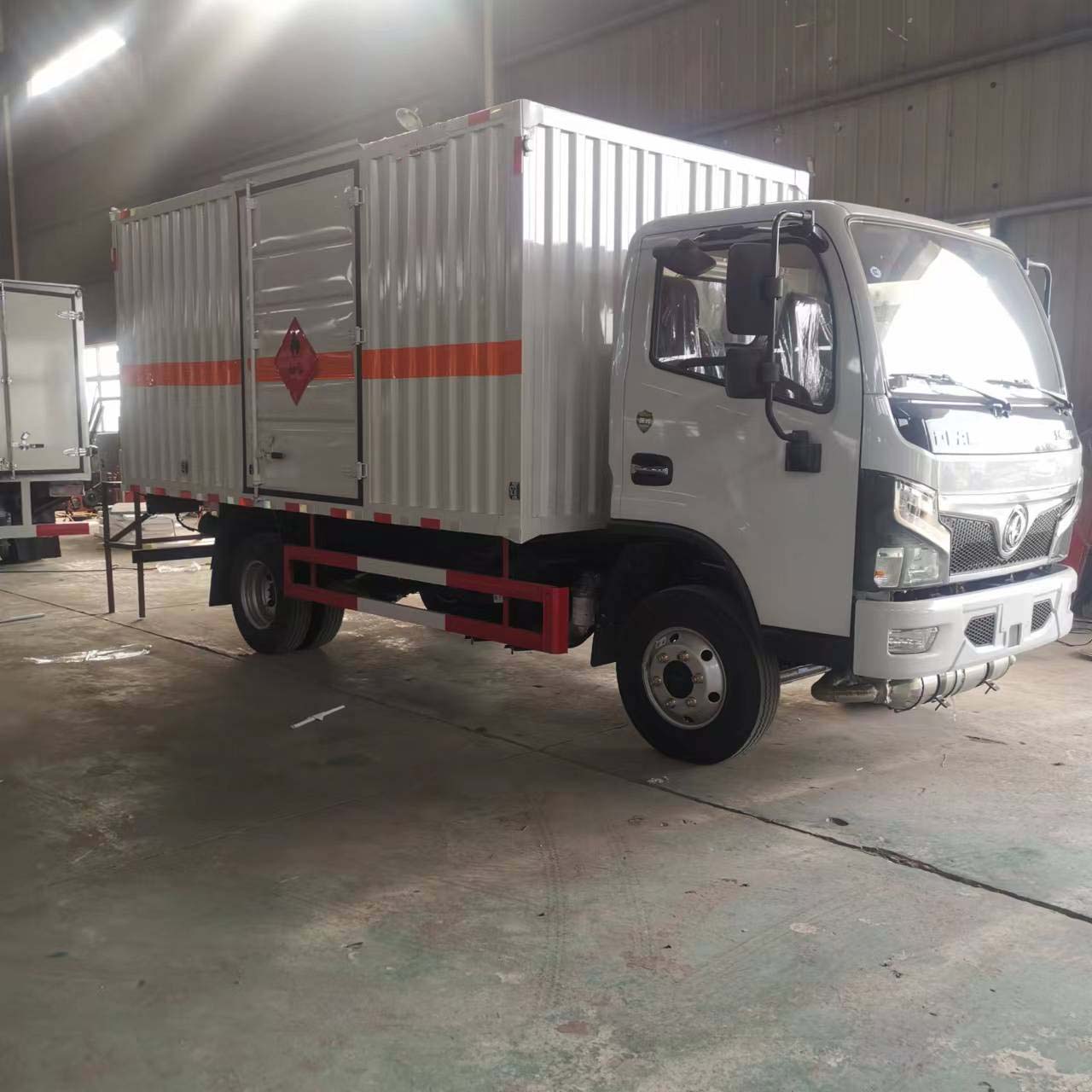 東風(fēng)福瑞卡國六藍牌瓦楞板危險品車