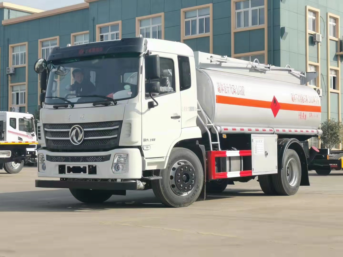 10噸便宜國六加油車——東風錦程