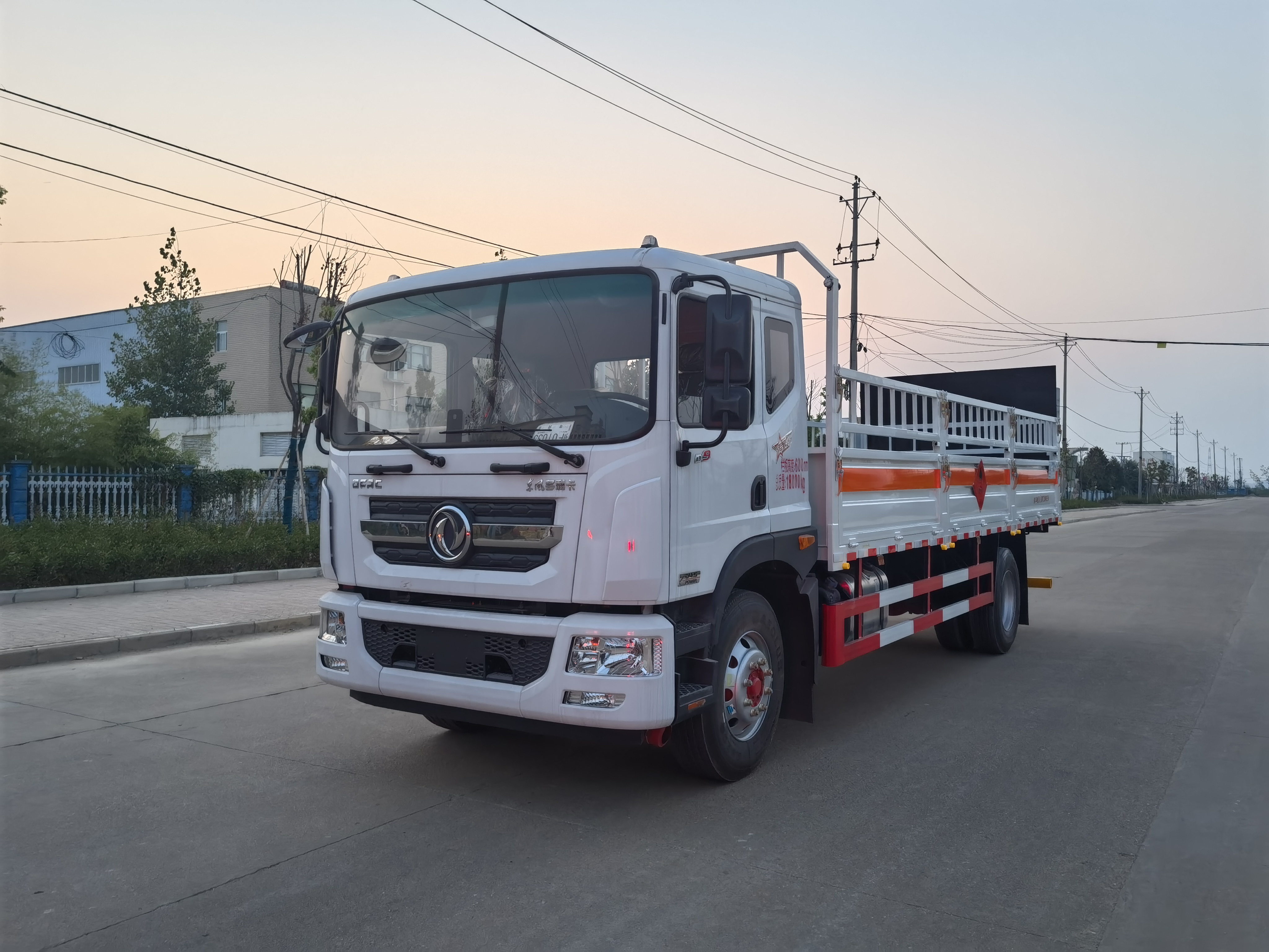 東風D9國六高欄帶液壓尾板氣瓶車