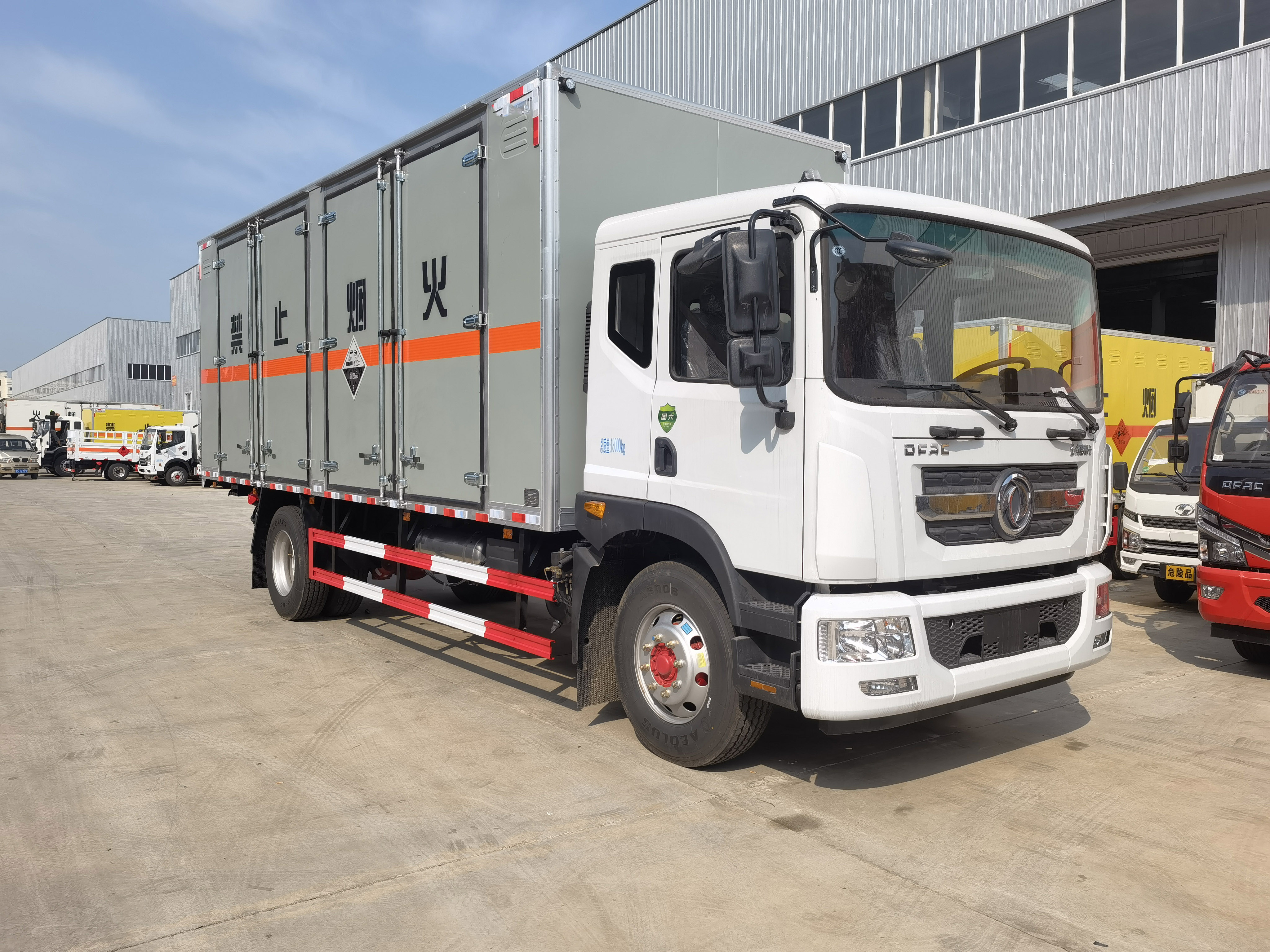 東風D9單橋8米雜項危險品車