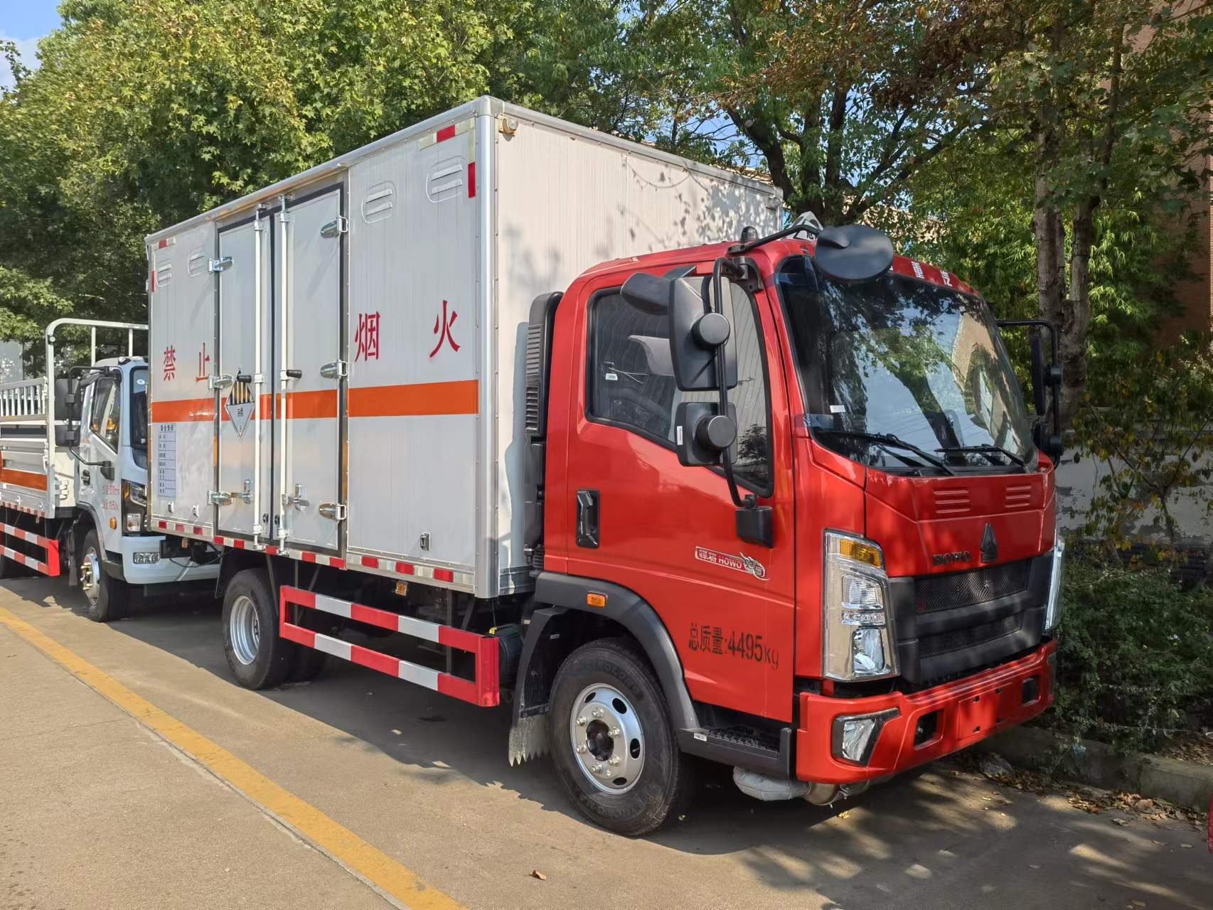 重汽豪沃藍牌帶一個雙開側門雜項危險品車