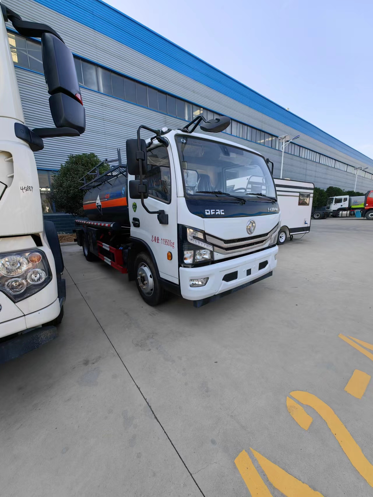 東風大多利卡國六腐蝕品罐式車