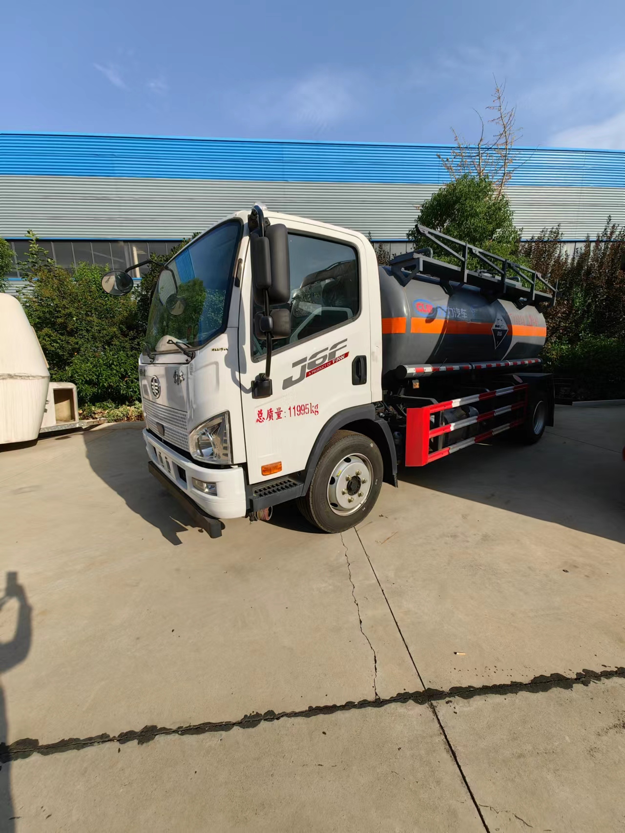 解放J6F國六8方腐蝕品罐式運輸車