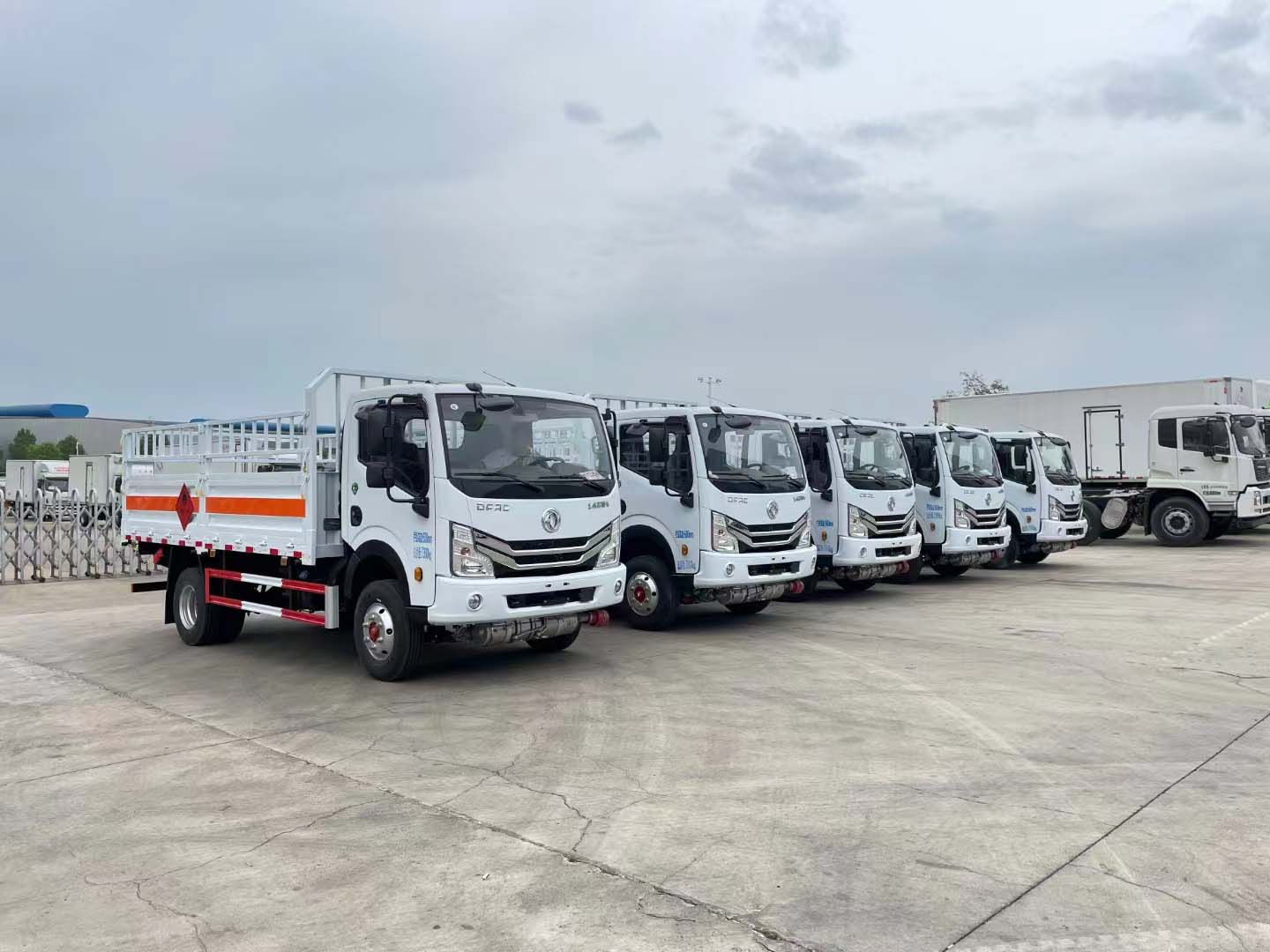 江西李總訂購5臺東風寬體4米2黃牌氣瓶車