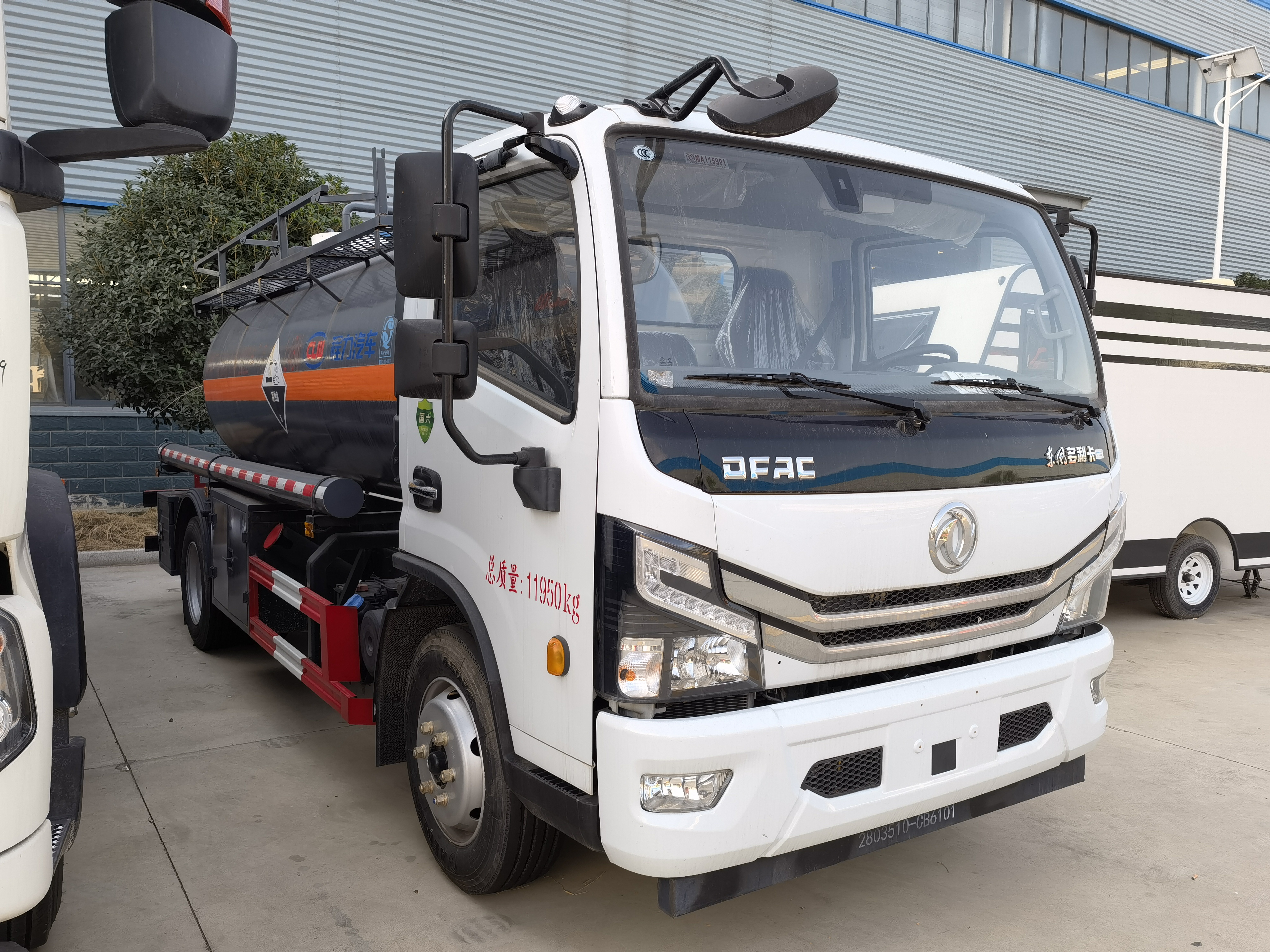 東風大多利卡國六腐蝕品罐式運輸車