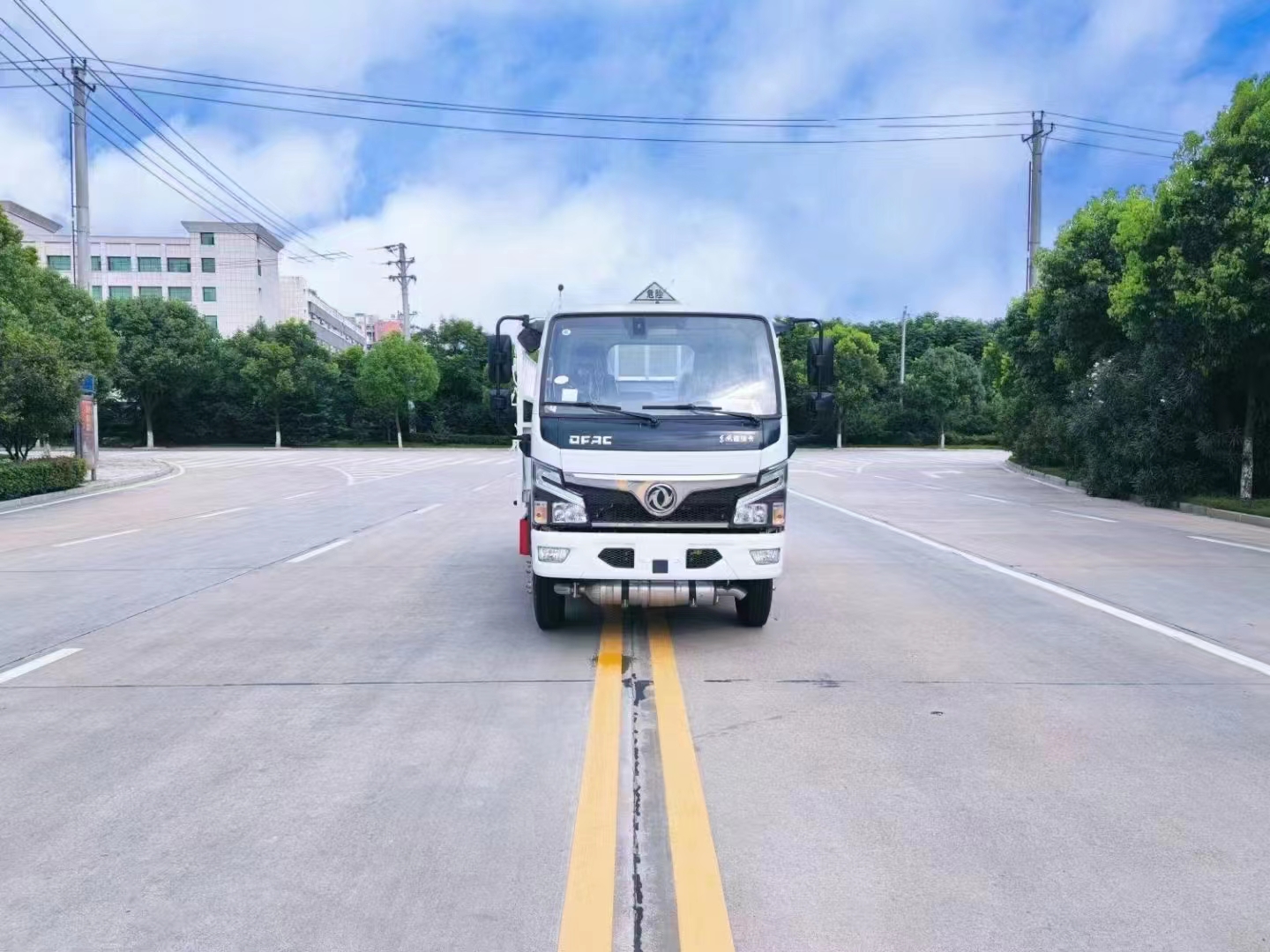 東風符合新規(guī)4米2藍牌氣瓶車