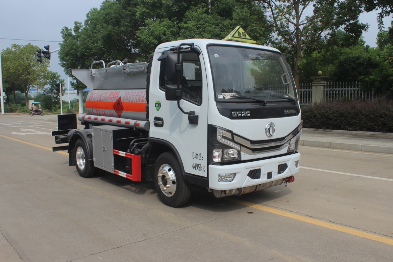 東風多利卡藍牌國六甲醇罐式運輸車