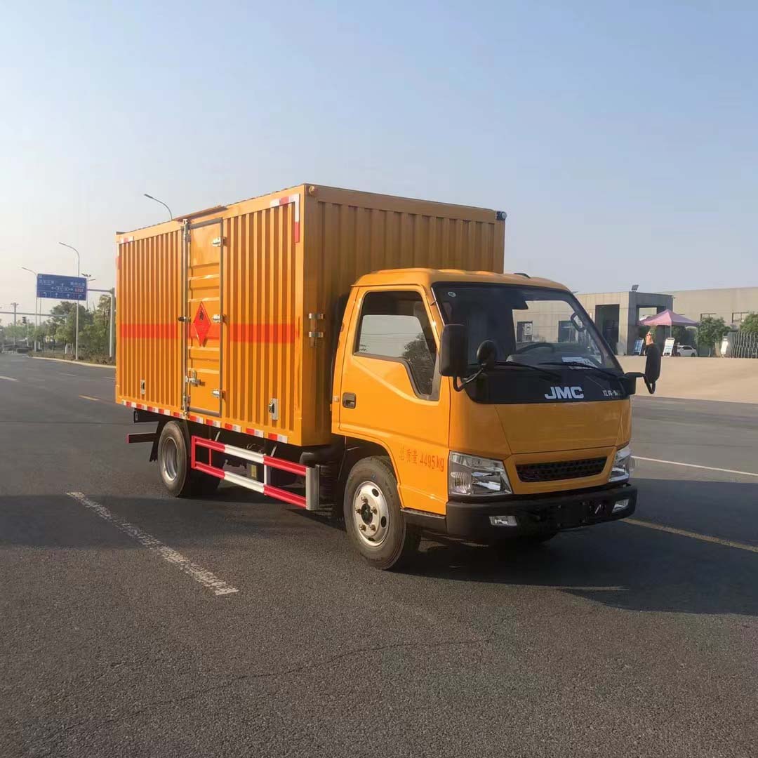 江鈴國六工程黃瓦楞板危險品車