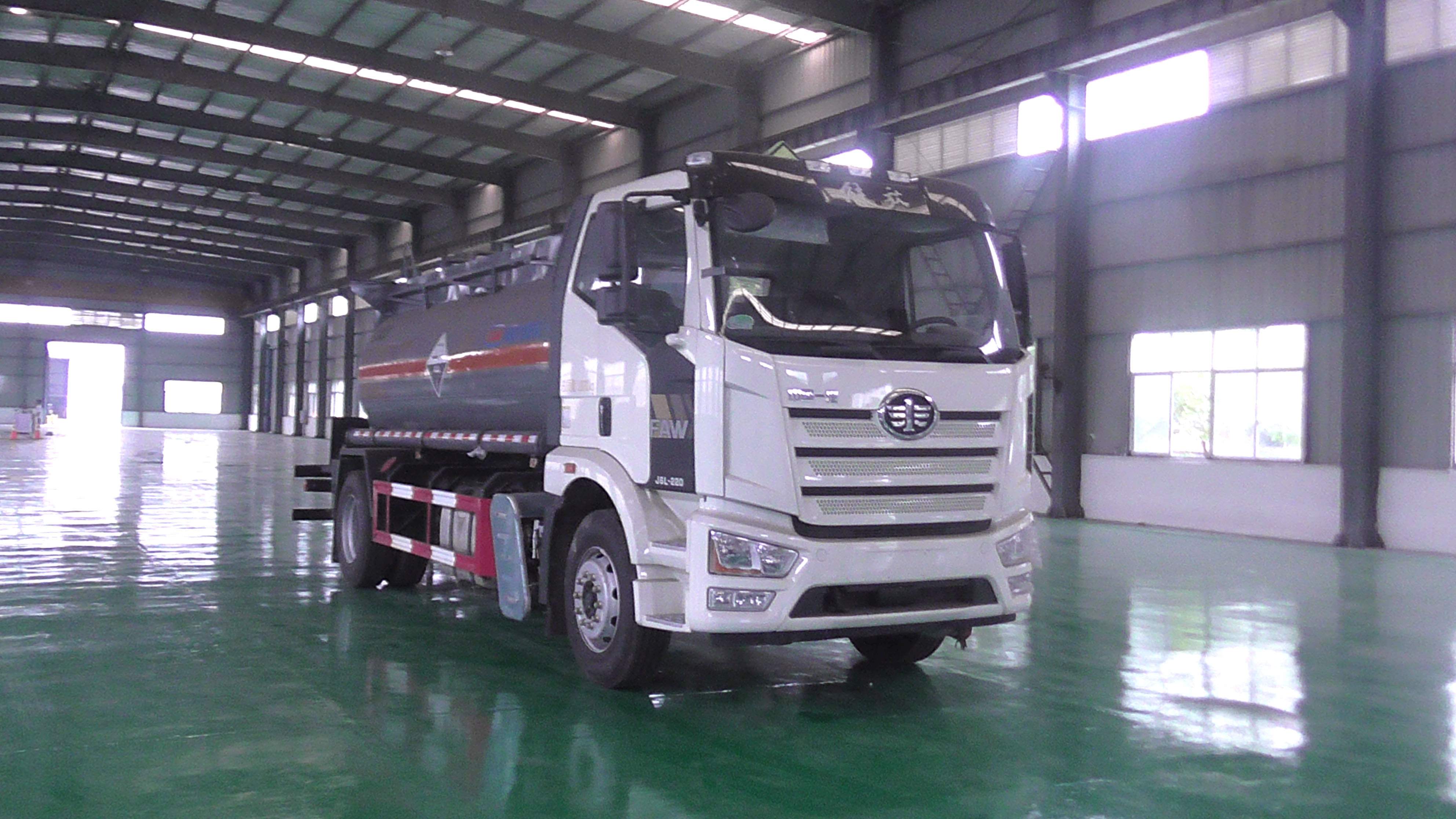 解放J6國六9.4方腐蝕品罐式運輸車