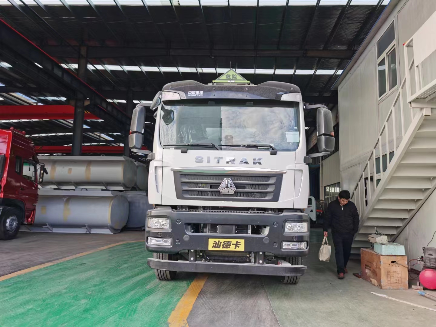 汕德卡后雙橋國六易燃液體罐式運輸車