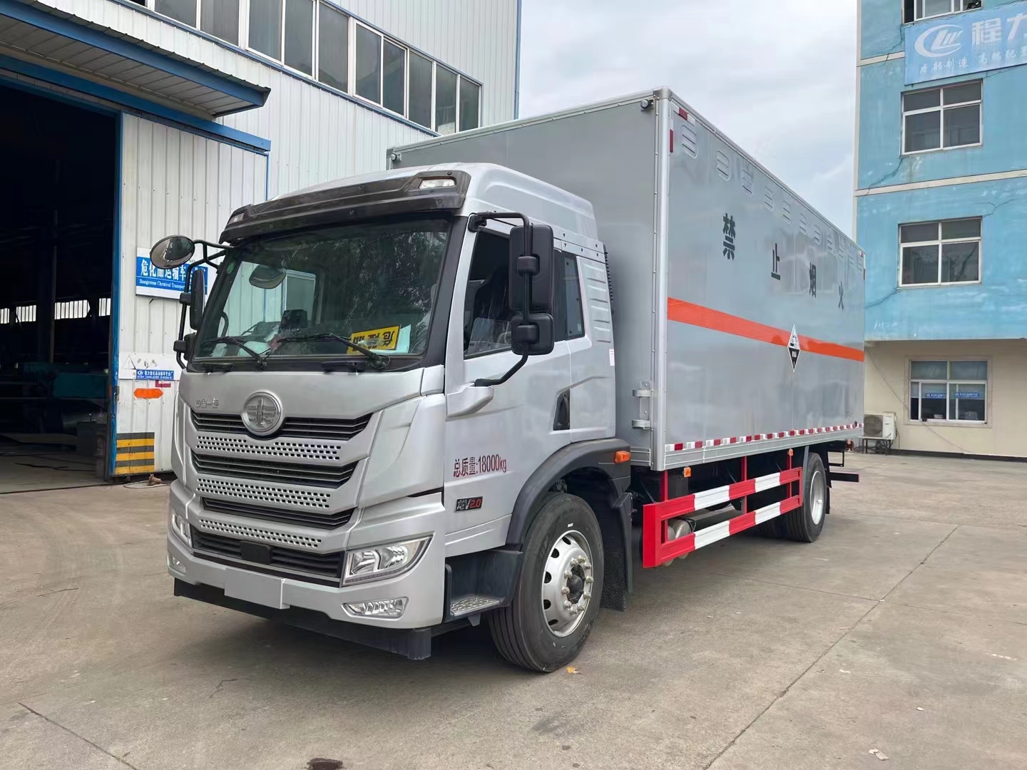 解放龍V國六銀灰色八類腐蝕品廂式運輸車