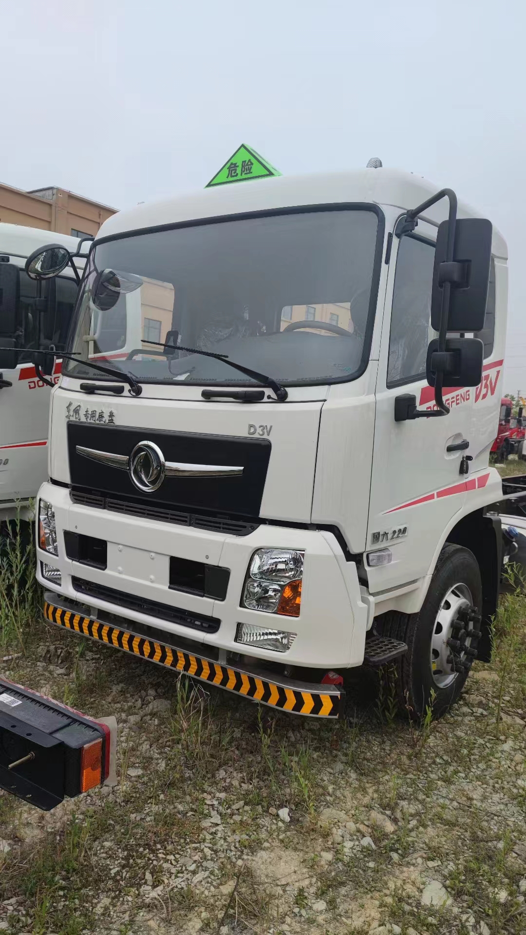 新車品鑒東風D3V國六單橋危險品車