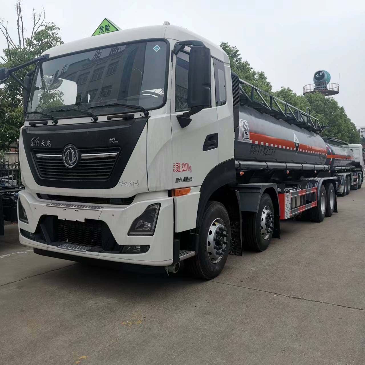 東風天龍平頂前四后八國六腐蝕品罐式車