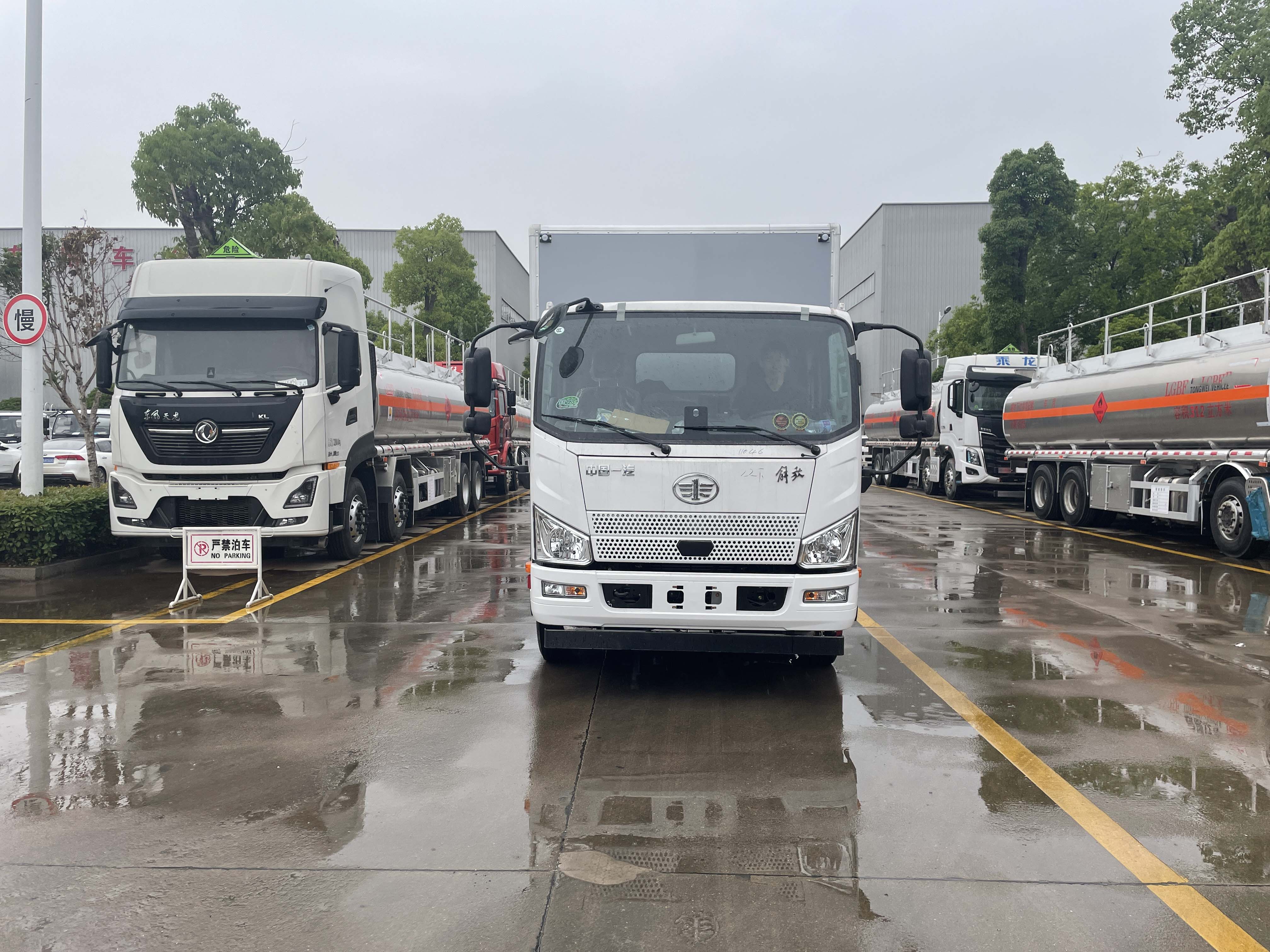 解放排半4米8國六灰色爆破車