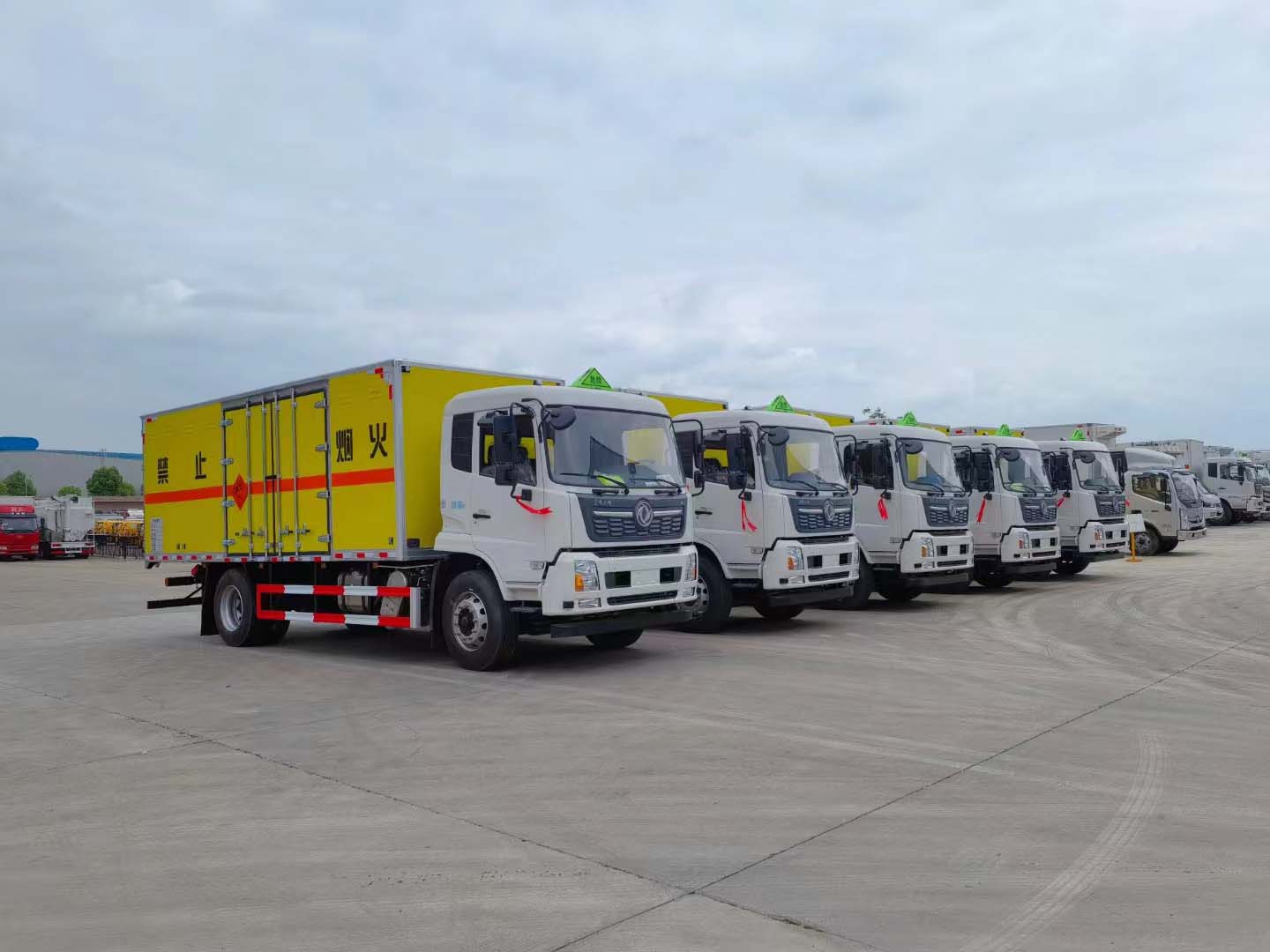 江蘇吳總批量訂購6臺東風天錦國六爆破車