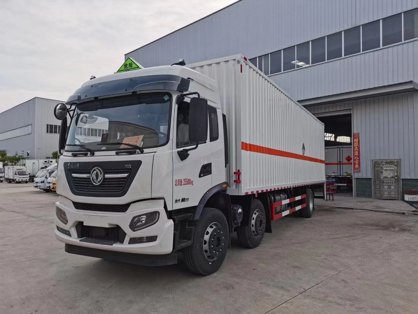 東風KR國六帶三開側門危險品車