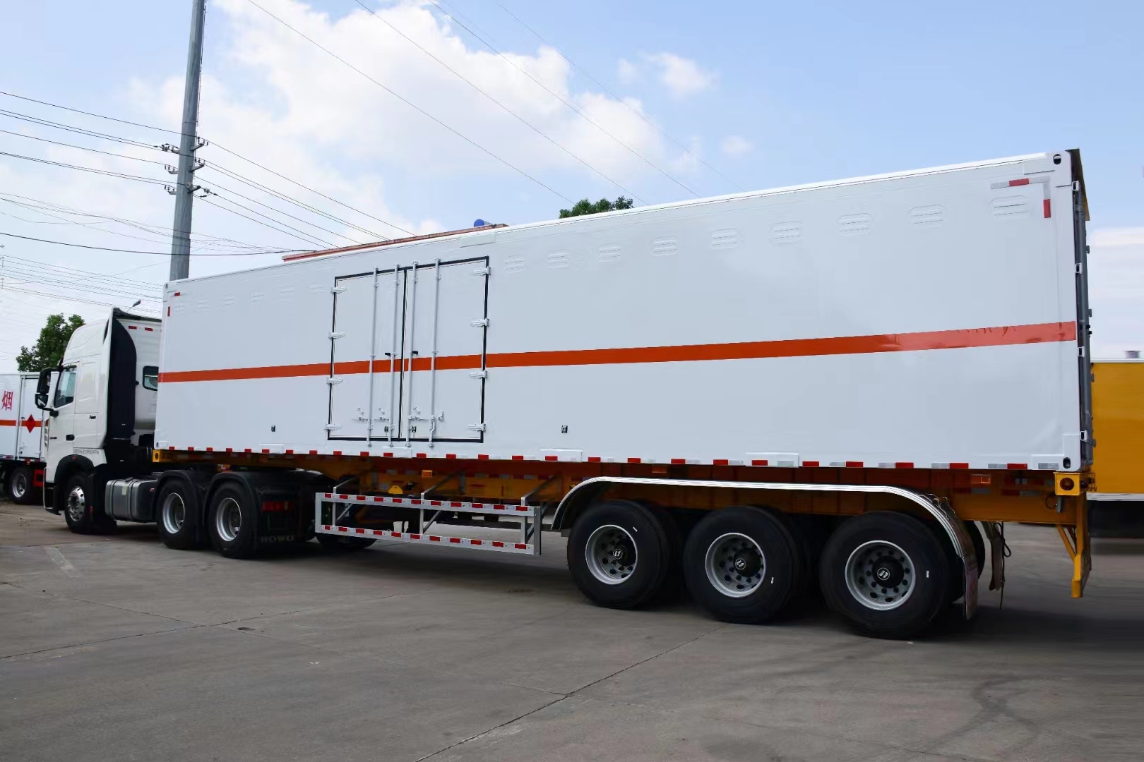 重汽豪沃半掛雜項危險品車