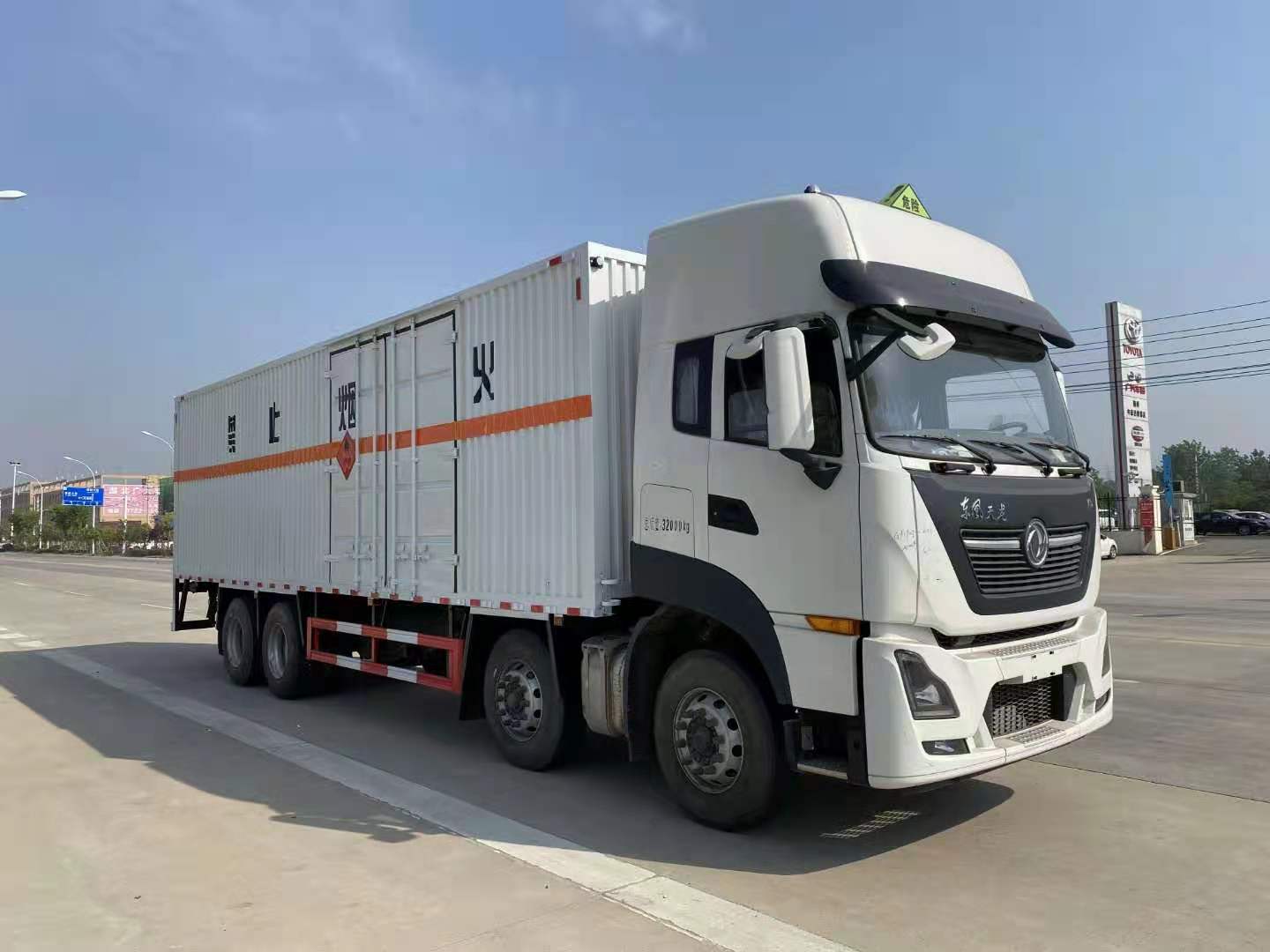 東風天龍KL國六前四后八危險品車