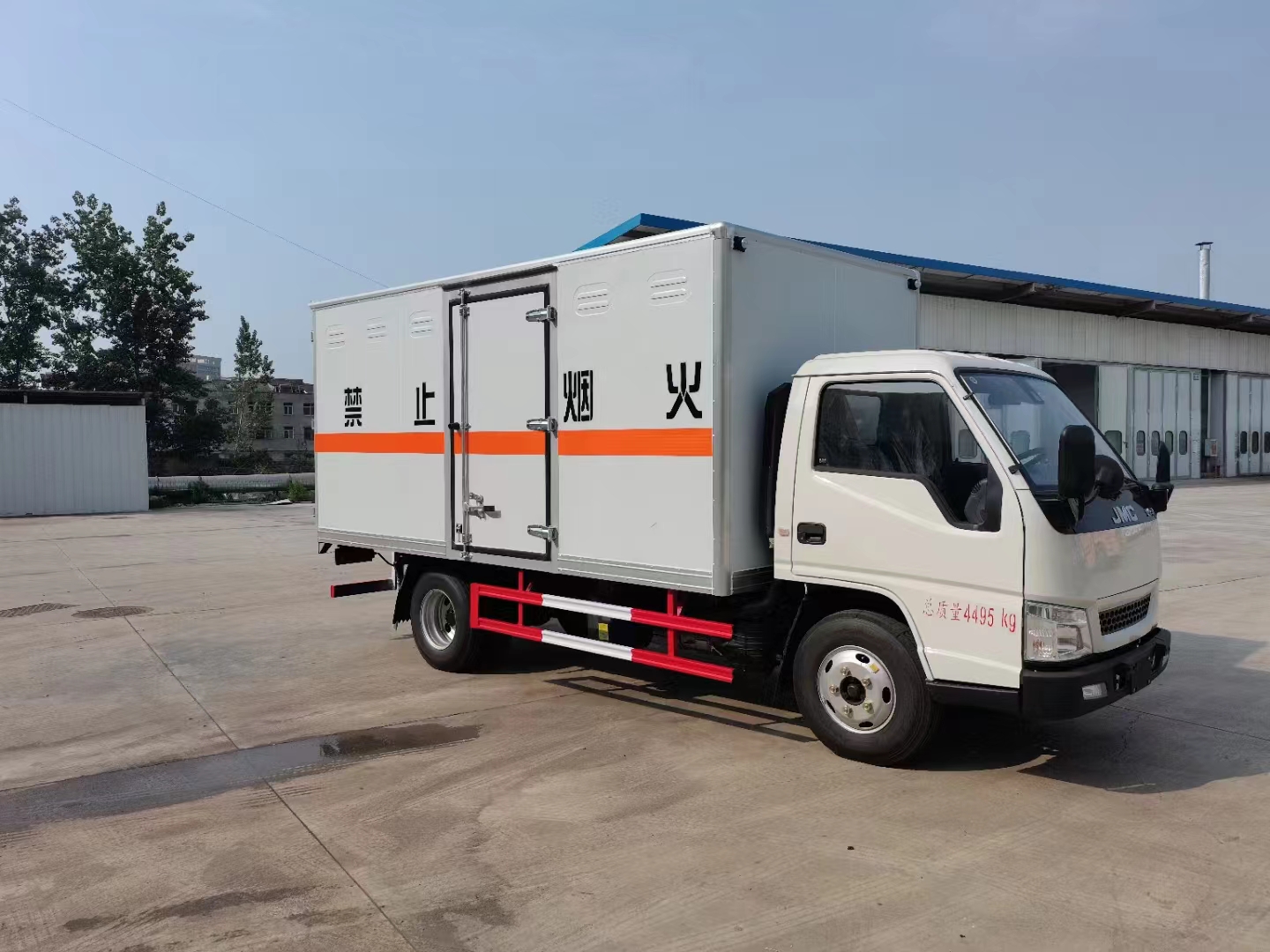 江鈴新規(guī)藍(lán)牌危險(xiǎn)品車高清圖片