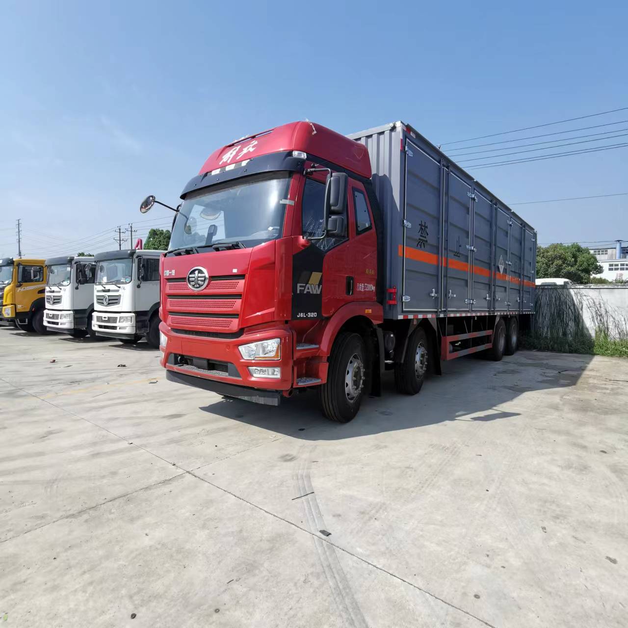 裝貨方便完美解決翼展，解放前四后八雙側雙開門危險品車