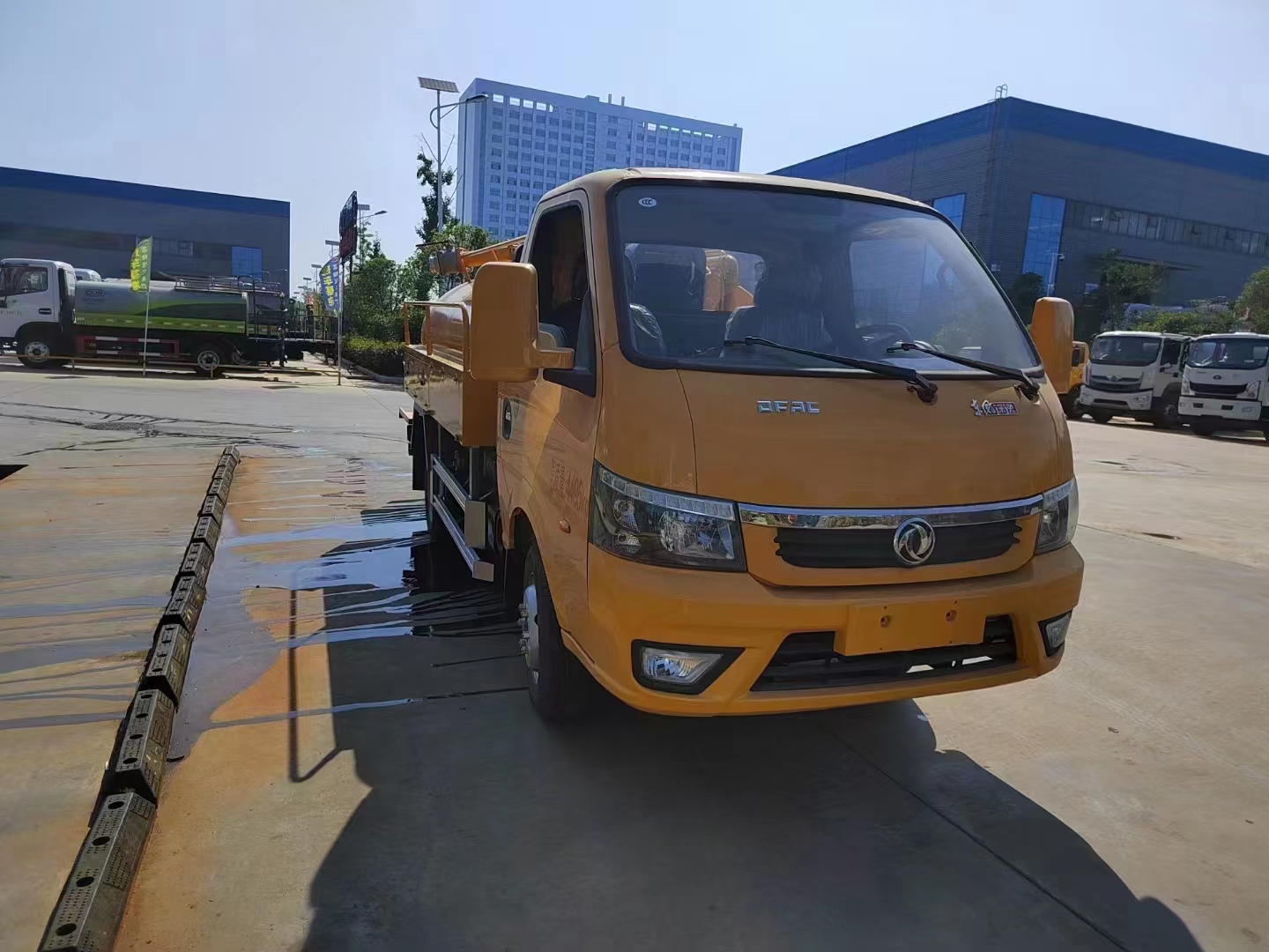 地下室進(jìn)入方便，東風(fēng)途逸國六清洗吸污車來幫您