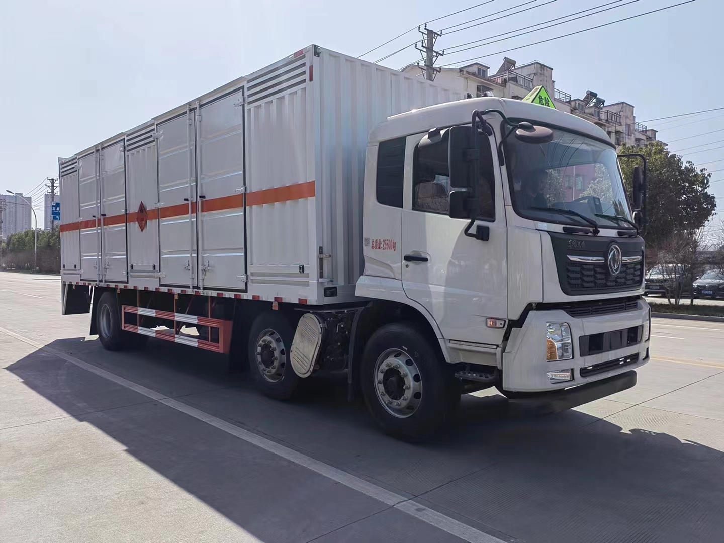 東風天錦三軸帶雙開門三類危險品車