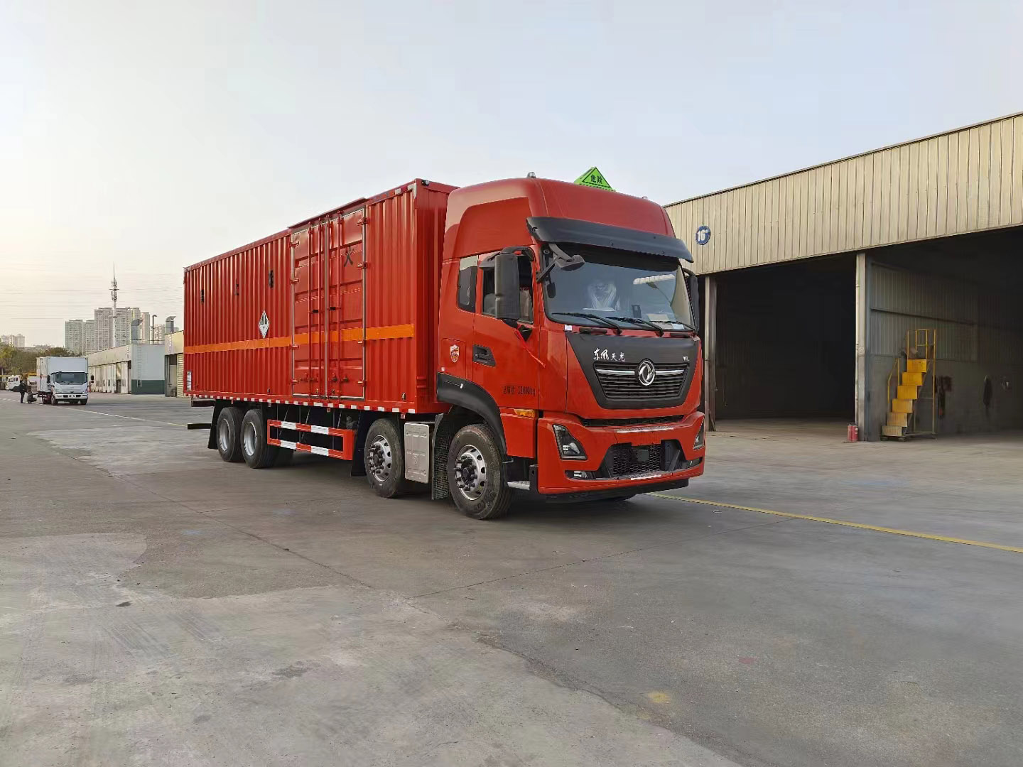 東風天龍國六前四后八瓦楞板雜項危險品車